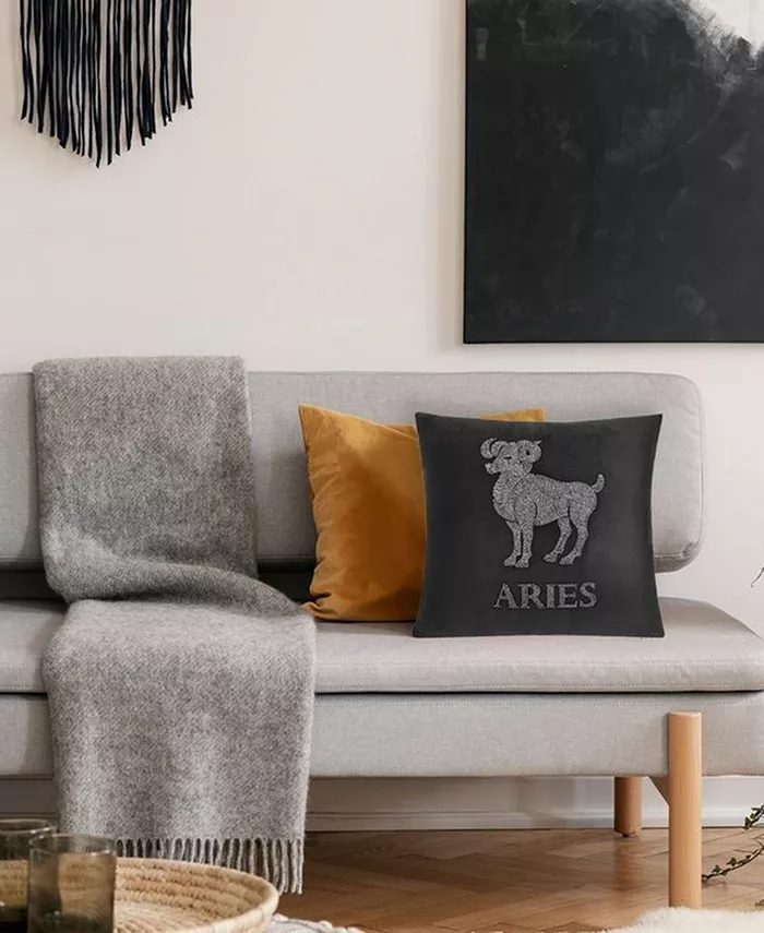 Edie@Home Velvet Beaded 'Aries' Decorative Pillow， 18