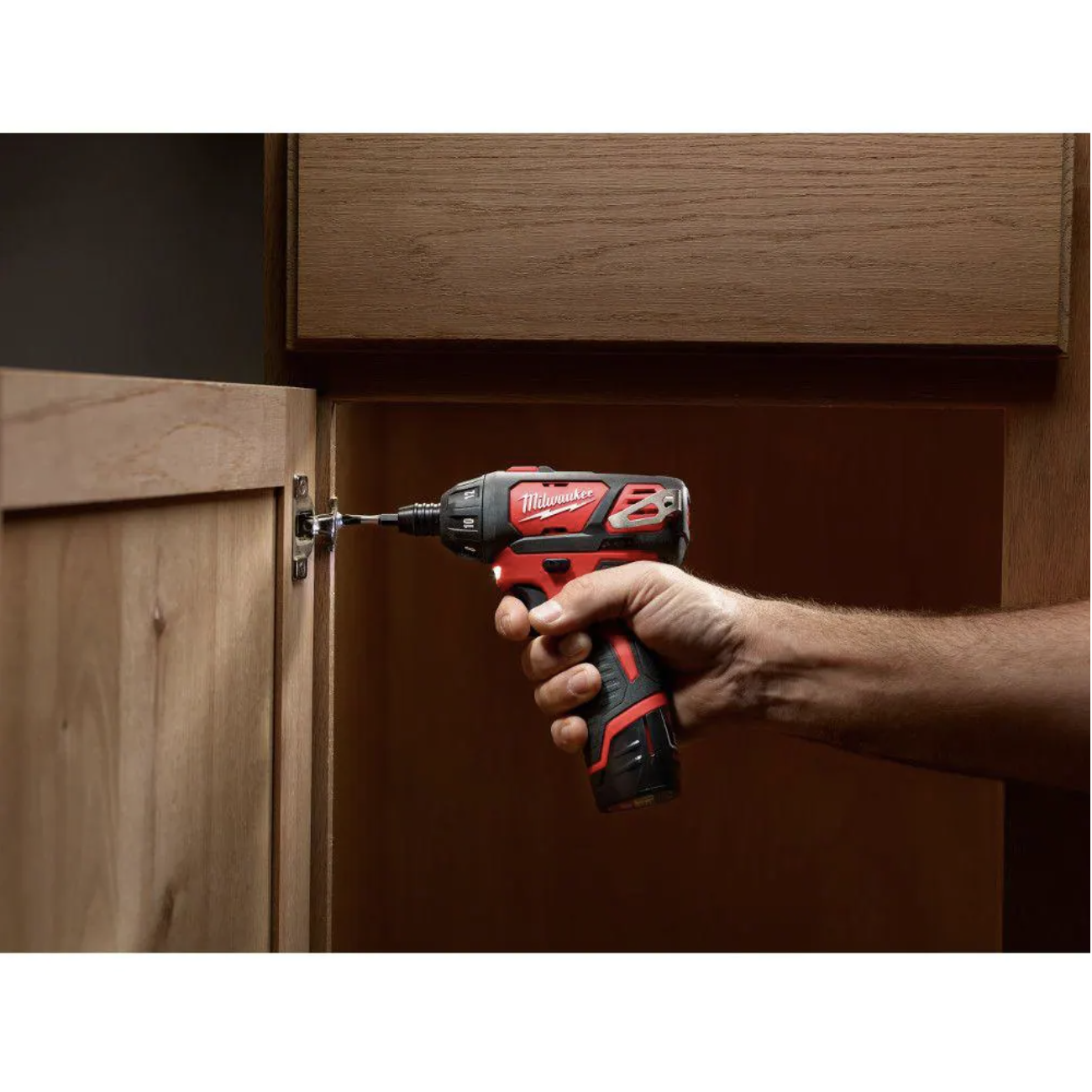 Milwaukee M12 12V Lithium-Ion Cordless 1/4 in. Hex Screwdriver Kit with Two 1.5Ah Batteries， Charger and Tool Bag