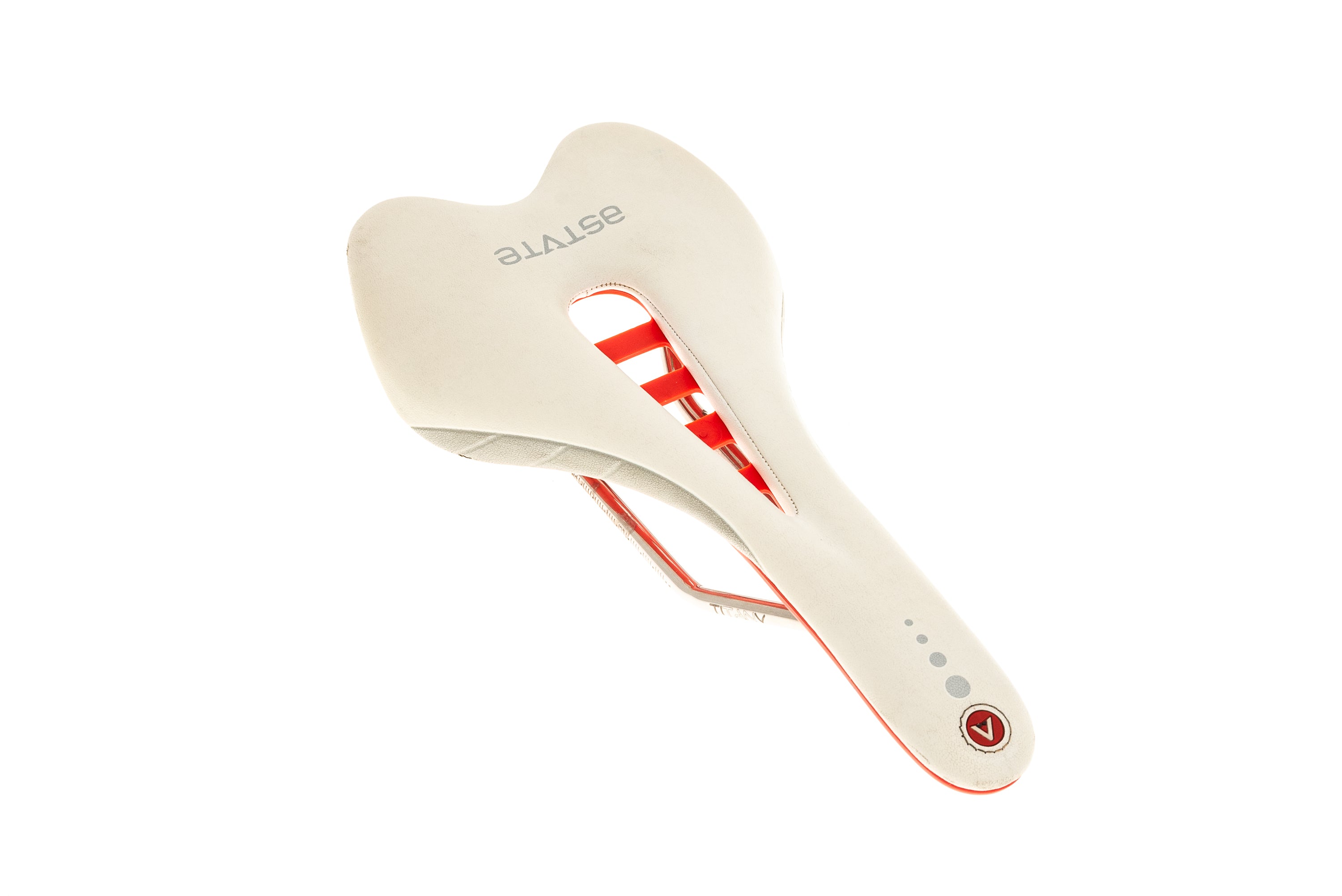 Astute Skyline VT Saddle 135mm TitanV Rails White/Red