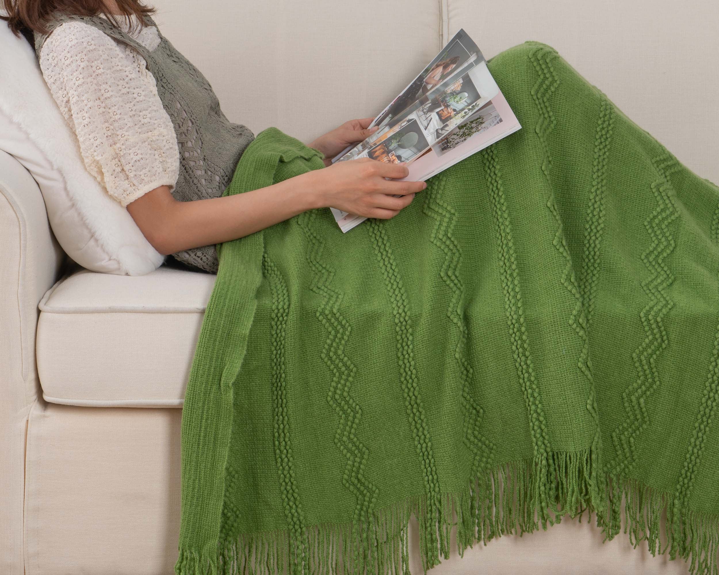 Battilo Spring Green Throw Blanket Soft Lightweight Textured Decorative Sofa Blanket with Tassel for Bed， Couch (Green， 50