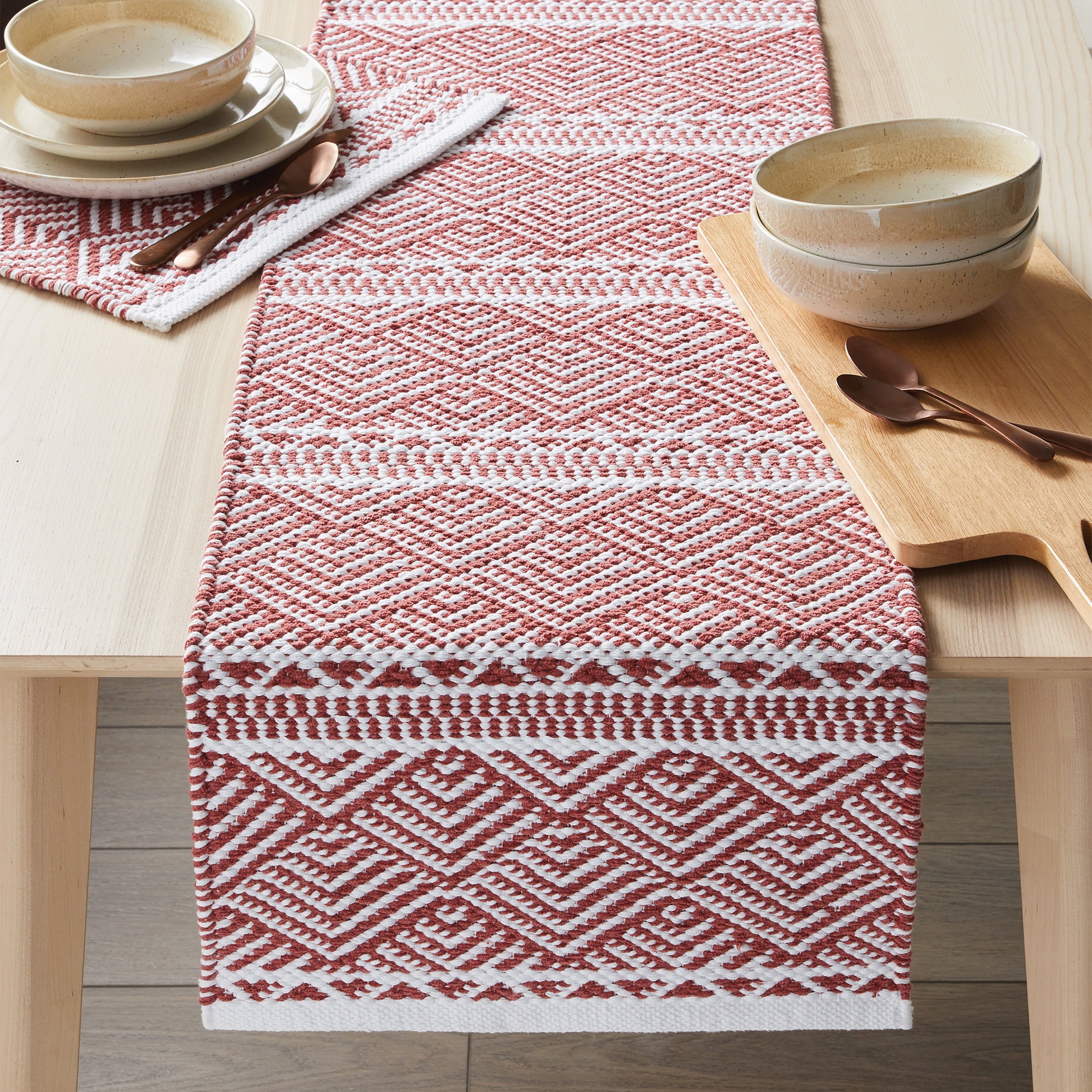 Better Homes and Gardens Geo Stripe Cotton Rich 14 x 90 Table Runner， Brick