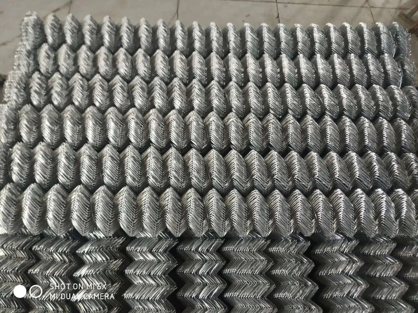 Factory direct supply chain link fence cyclone wire support customization