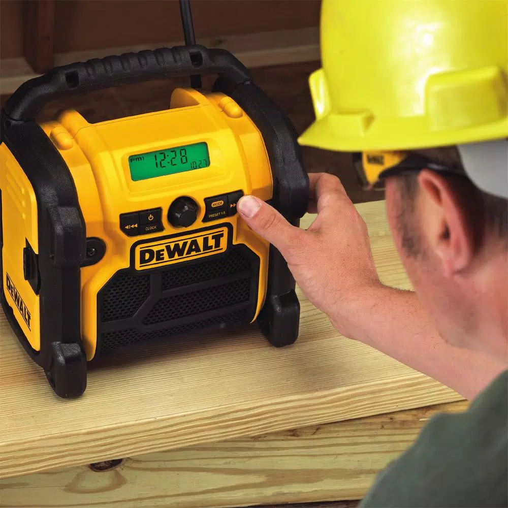 DEWALT FLEXVOLT 60-Volt MAX Cordless Brushless 7-1/4 in. Circular Saw， (1) FLEXVOLT 6.0Ah Battery and Worksite Radio and#8211; XDC Depot