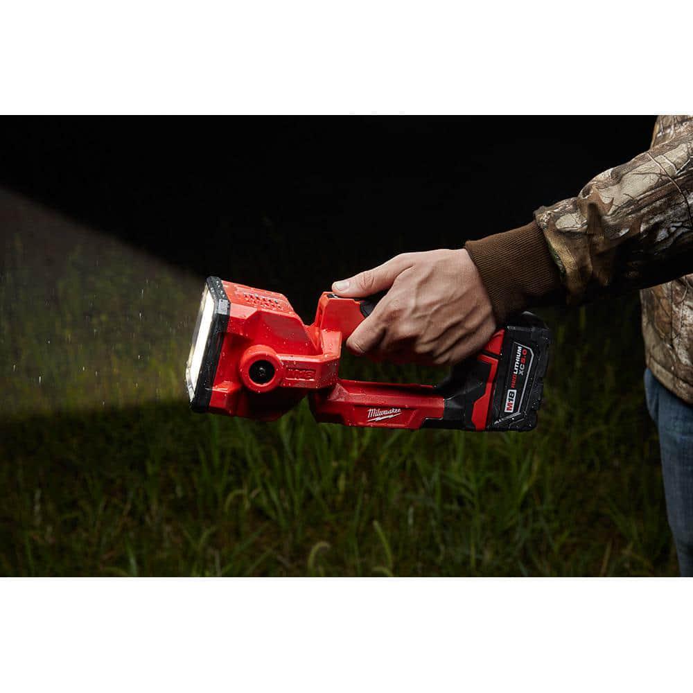 Milwaukee M18 FUEL 16 in 18Volt LithiumIon Brushless Battery Chainsaw Kit with M18 1250 Lumens Search Light