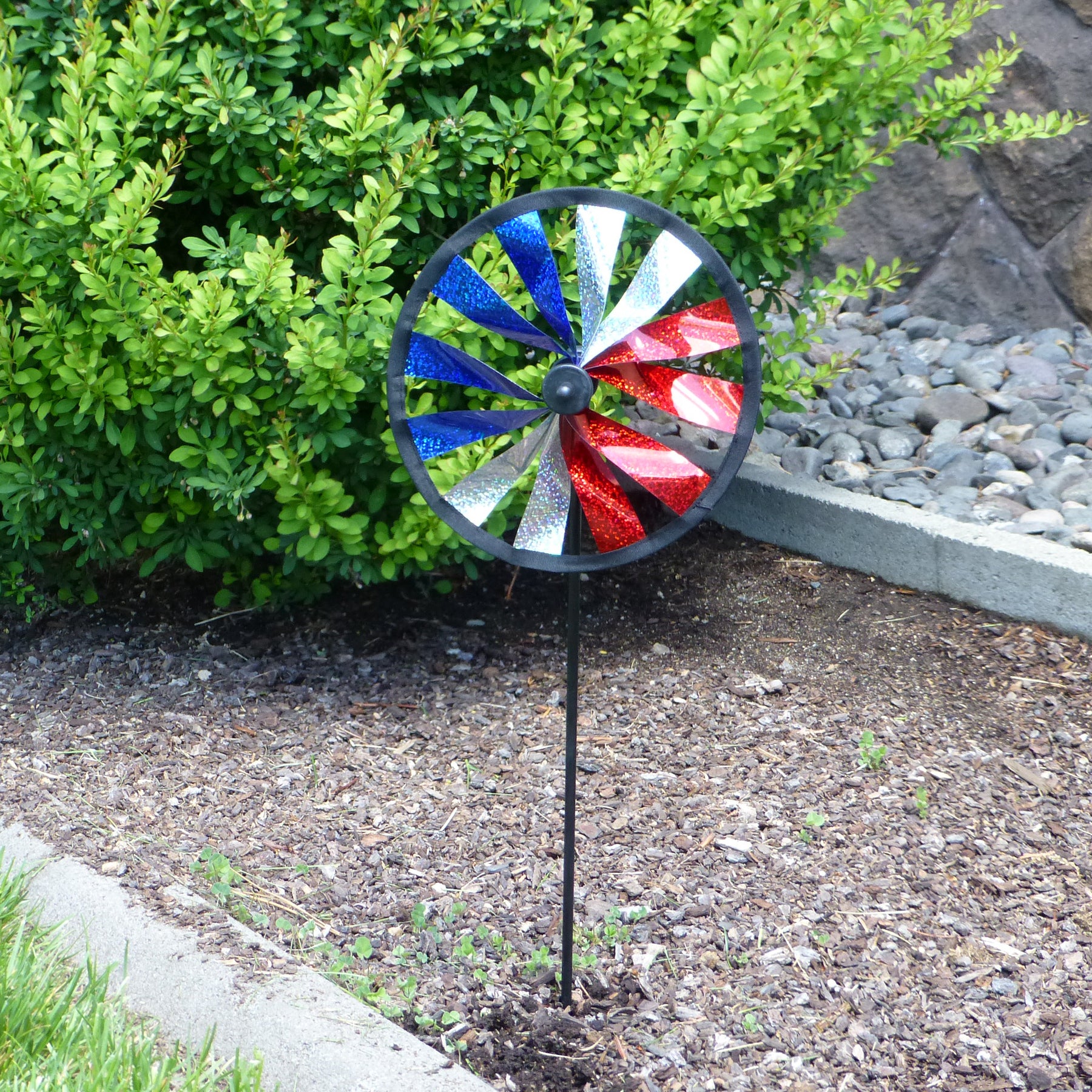 In the Breeze 2891 — 8-inch Patriotic Sparkle Garden Spinner — Red， White and Blue Outdoor Wind Wheel Spinner