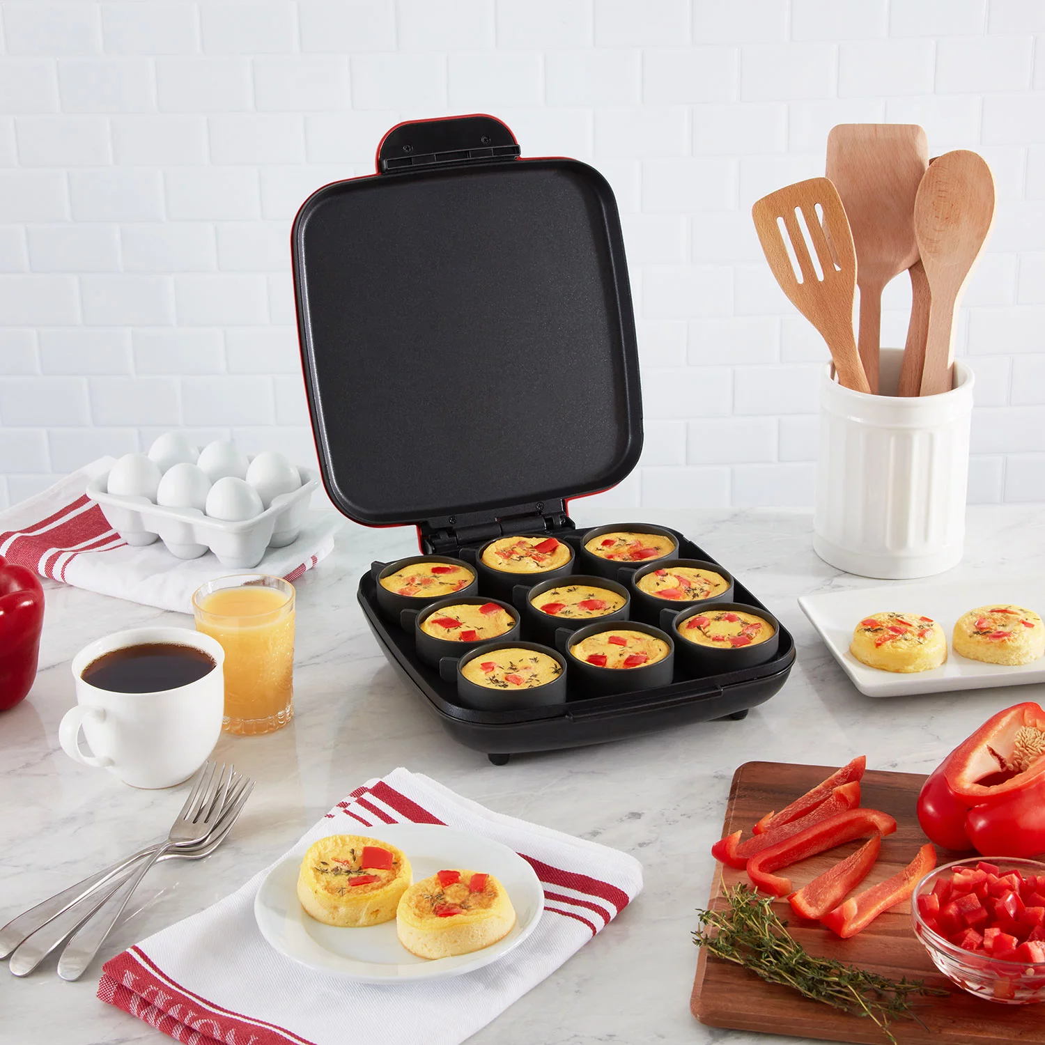 Dash Sous Vide Style Family Size Egg Bite Maker， 9 Egg Bites - Red