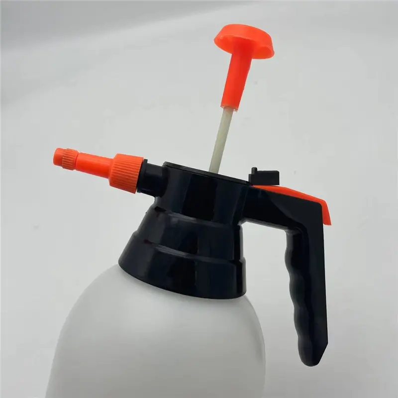 1.5L durable home and garden plastic watering spray bottle made entirely of plastic