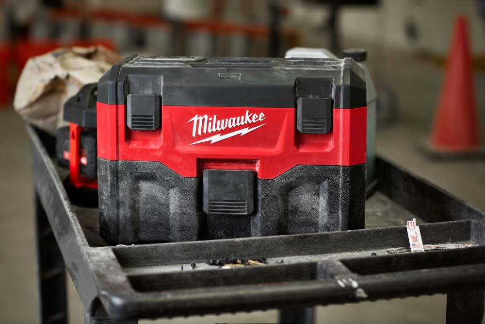 Milwaukee M18 Vacuum Wet/Dry Bare Tool 0880-20 from Milwaukee