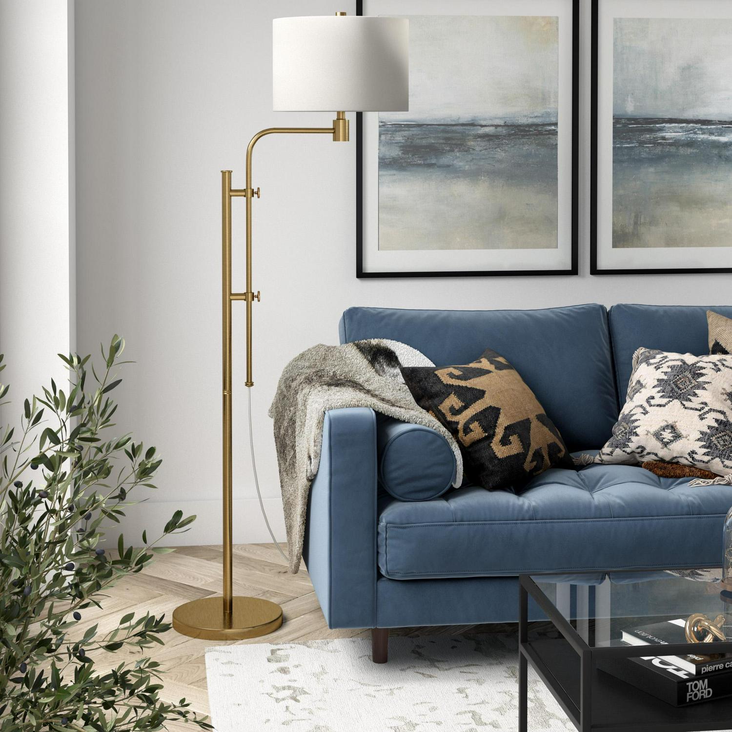 EvelynandZoe Polly Modern Farmhouse Adjustable Metal Floor Lamp， Brass