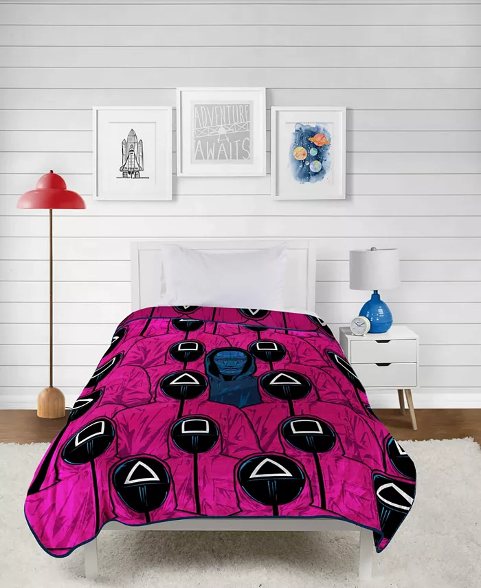 Jay Franco Squid Game Pink Army Silk Touch Throw  60 x 46