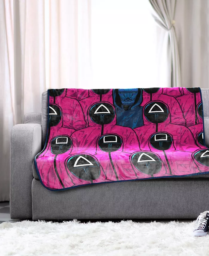 Jay Franco Squid Game Pink Army Silk Touch Throw  60 x 46