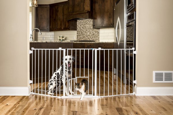 Carlson Pet Products Flexi Walk-Thru Gate with Pet Door， 30-in