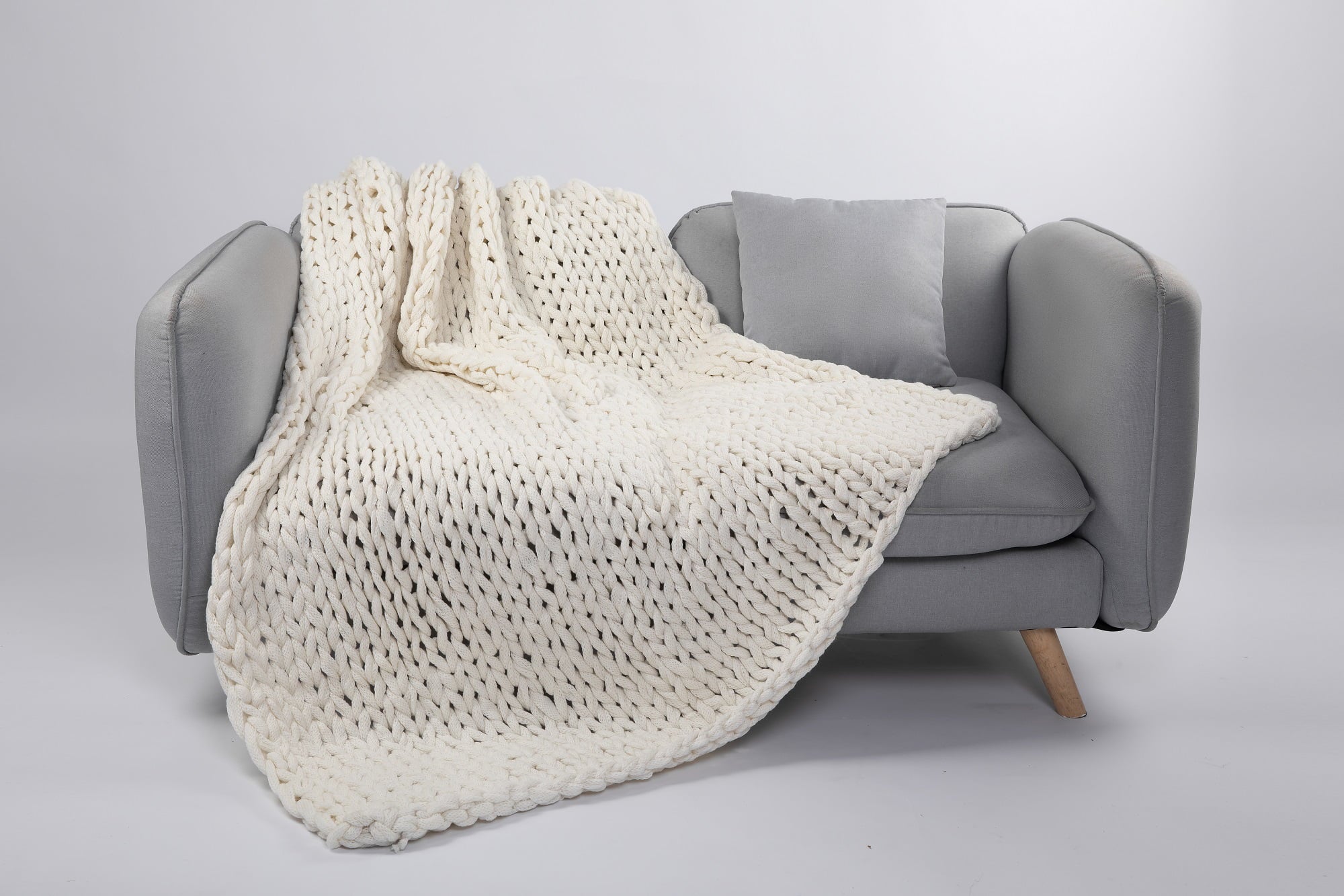 Silver One Super Chunky Knitted Throw Blanket， White， 50