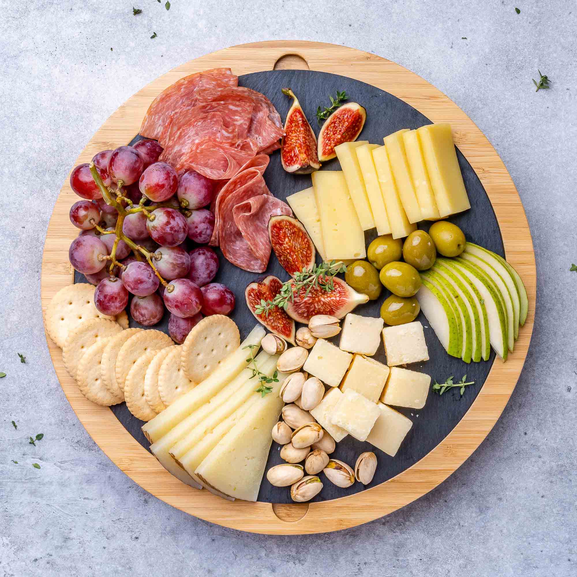 BlauKe® Bamboo Cheese Board with Knife Set and Slate – 12 inch Round Charcuterie Board， Serving Tray， Platter， Wood Cheese Board Set – Gift Idea