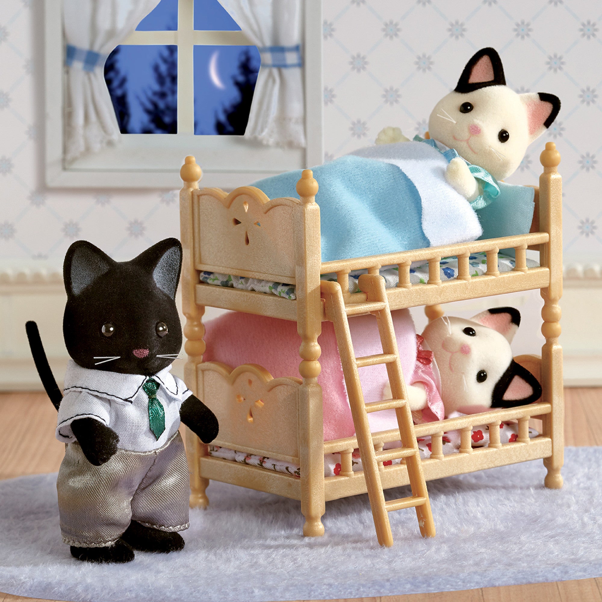 Calico Critters Tuxedo Cat Family， Set of 4 Collectible Doll Figures