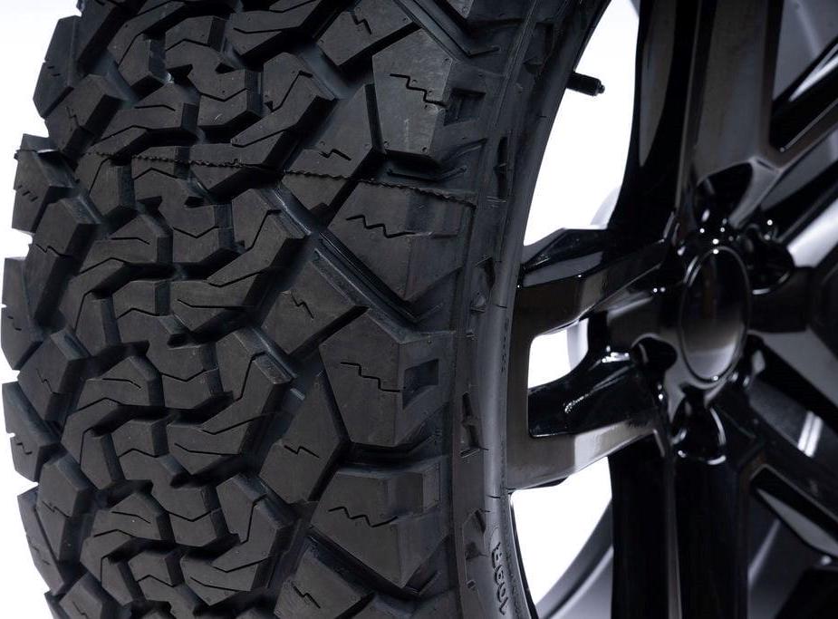 Venom Power Terra Hunter X/T All Terrain LT275/70R18 125/122R E Light Truck Tire