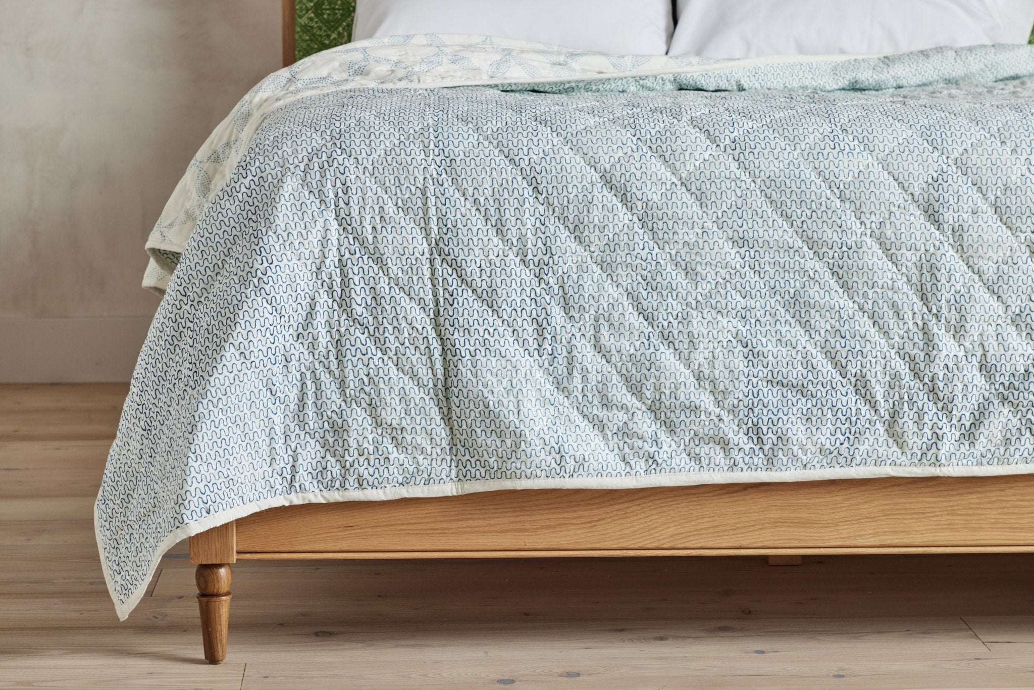 Les Indiennes, Gigi Angeline Quilt, Indigo