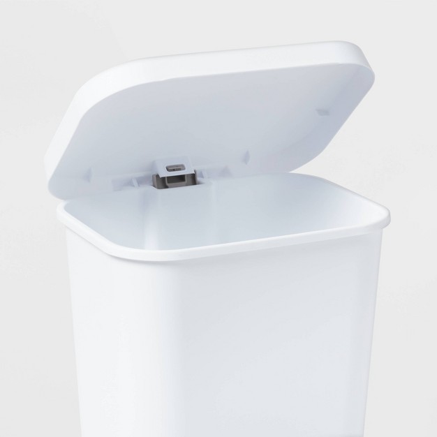 11 9gal Step Trash Can White