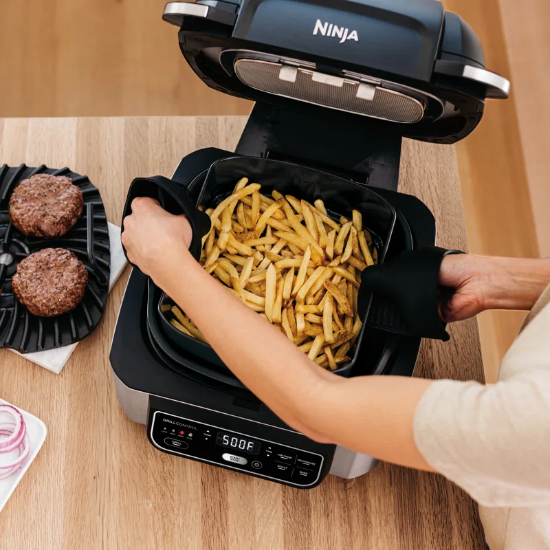 Ninja AG302 Foodi 5-in-1 4-qt. Air Fryer， Roast， Bake， Dehydrate Indoor Electric Grill Black and Silver