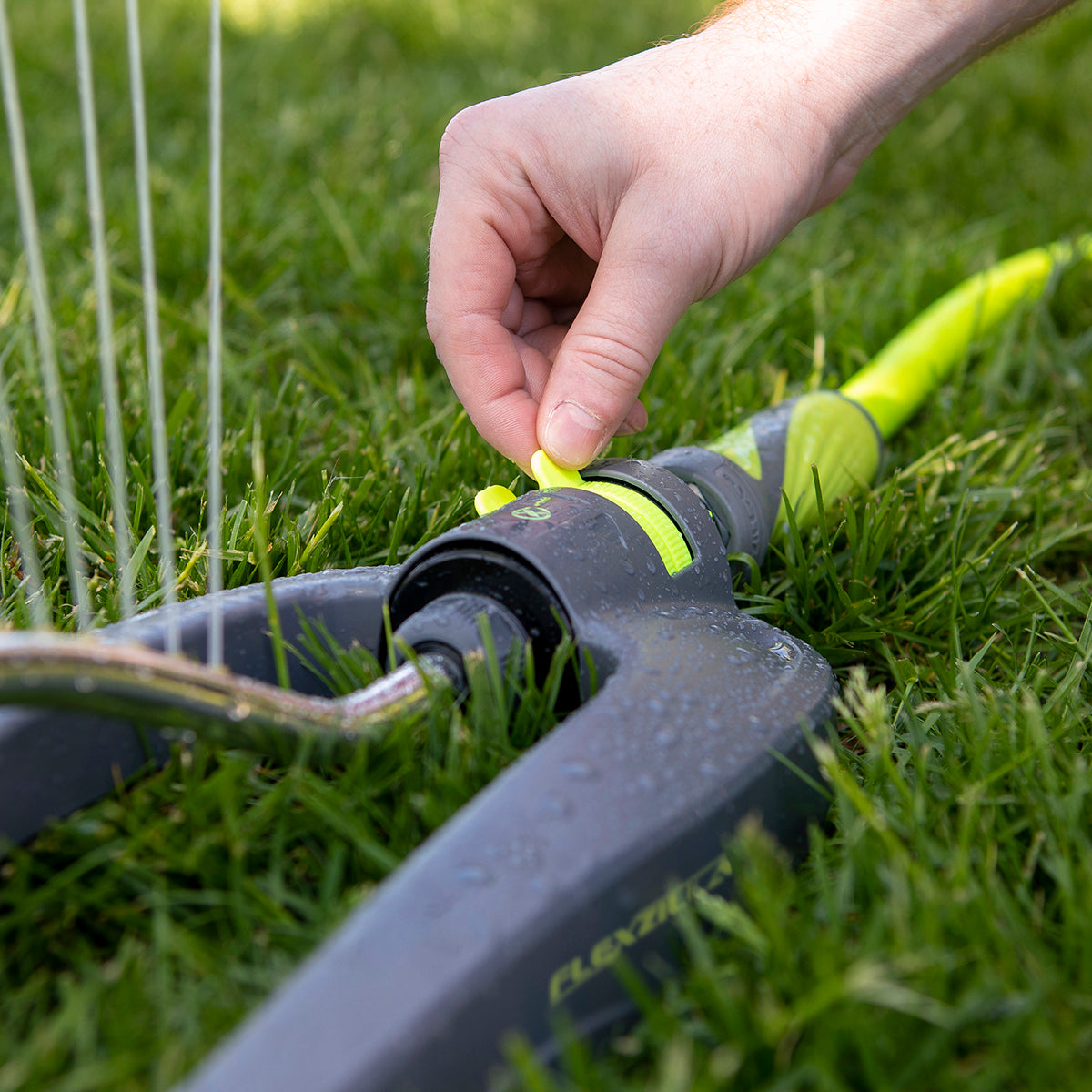 Flexzilla™ Oscillating Lawn Sprinkler， 2，400 sq. ft.