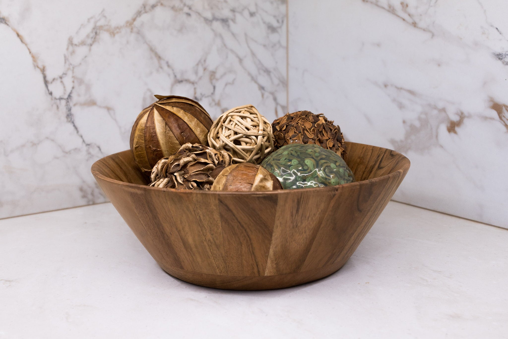 Better Homes and Gardens- Acacia Wood Large Angled Bowl， Natural Finish