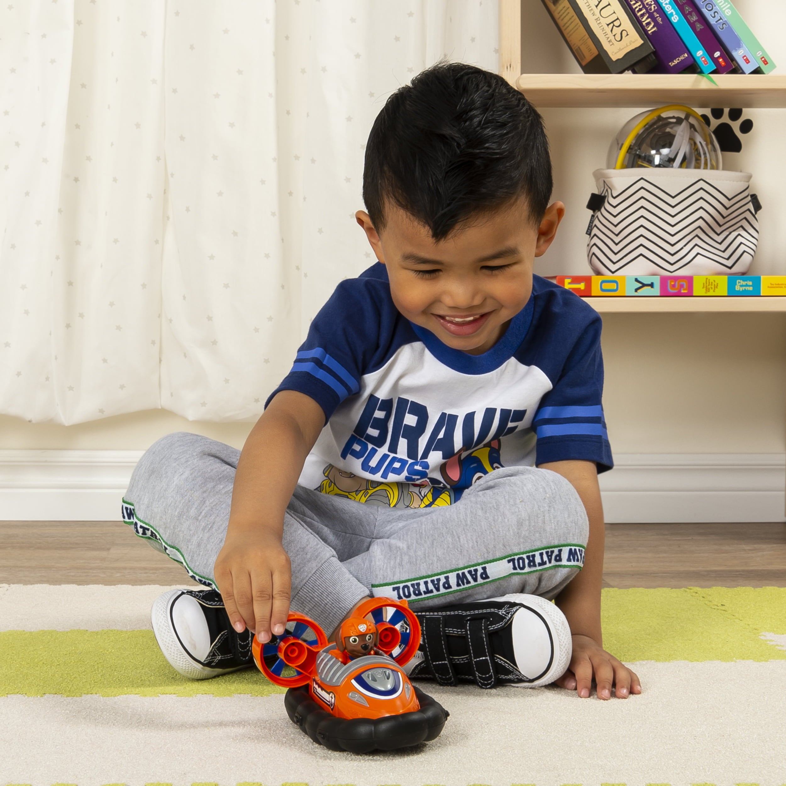 Paw Patrol， Zuma’s Hovercraft Vehicle with Collectible Figure， for Kids Aged 3 and Up