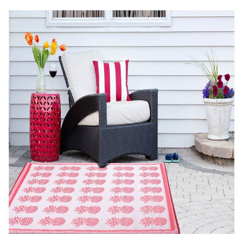 4' x 6' Magenta Pink And White Rectangular Pineapple-Designed Outdoor Rug