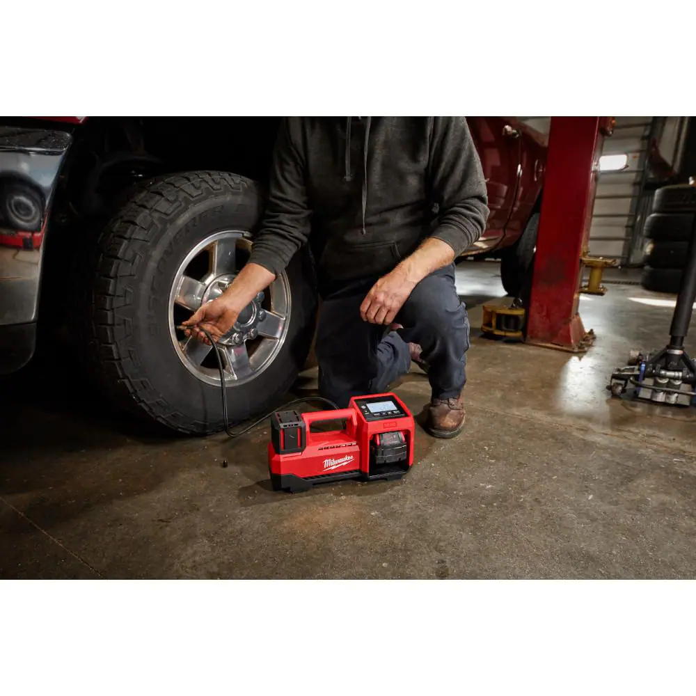 Milwaukee 2848-20 M18 18-Volt Lithium-Ion Cordless Inflator (Tool-Only)