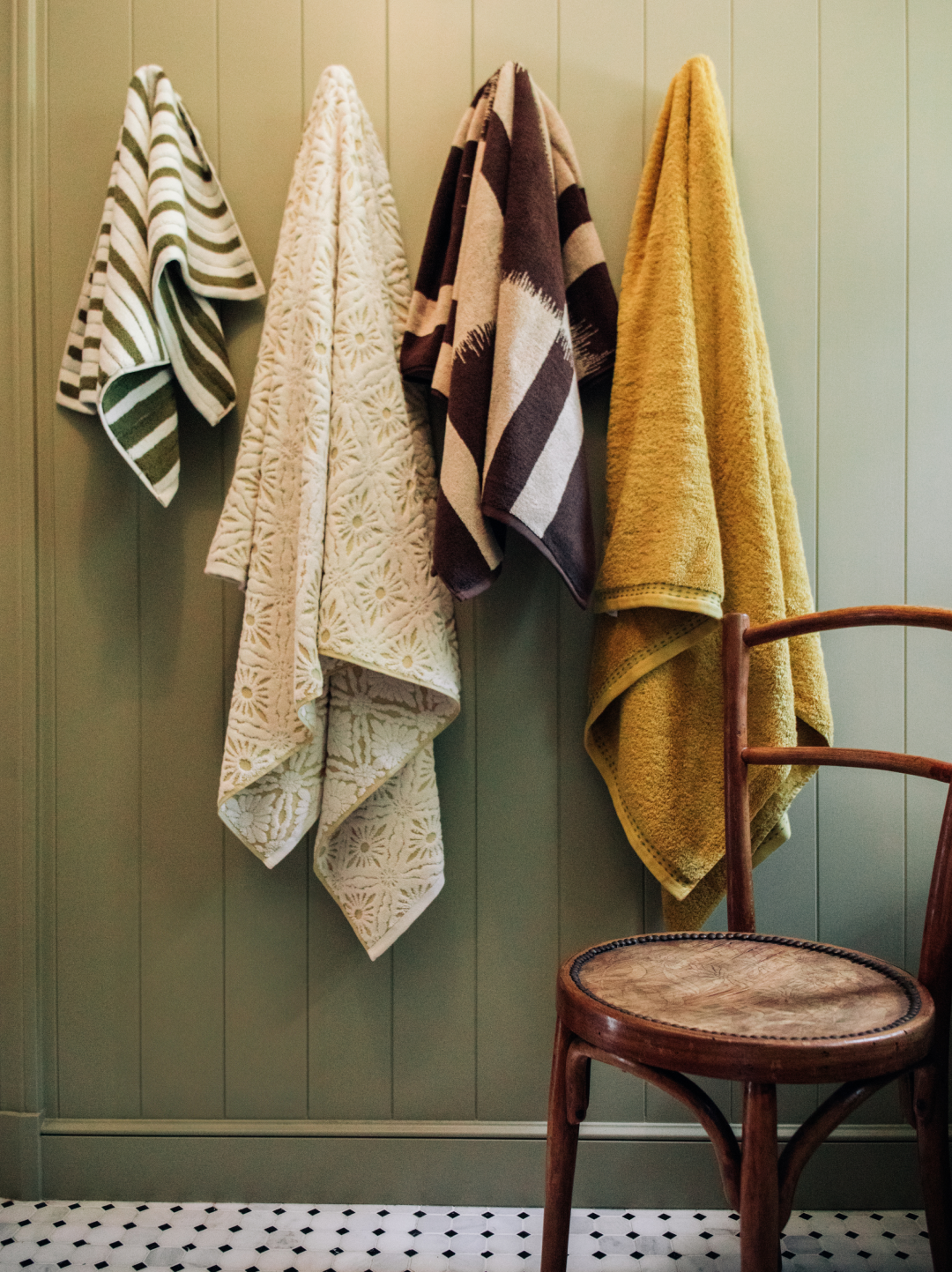 Nickey Kehoe Marguerite Bath Towel in Chamomile