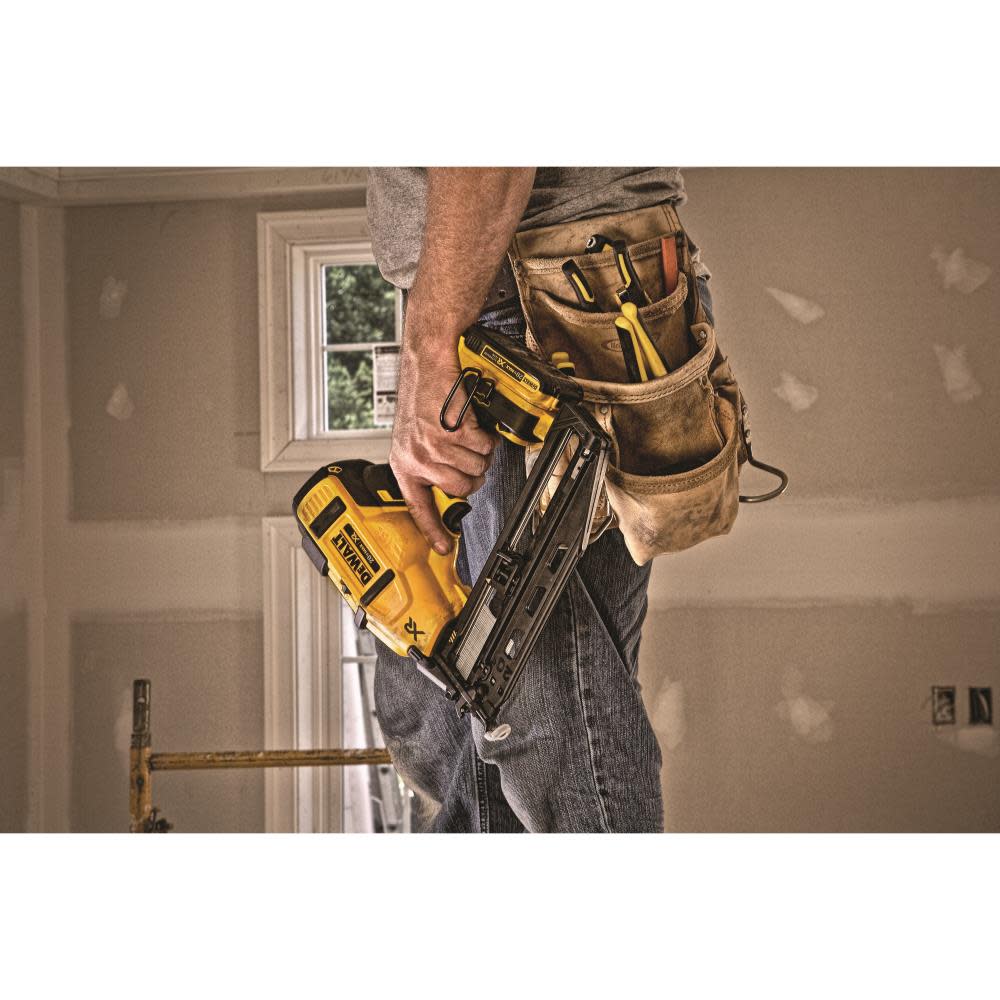 20 V MAX* 16 Gauge Angled Cordless Finish Nailer Kit ;