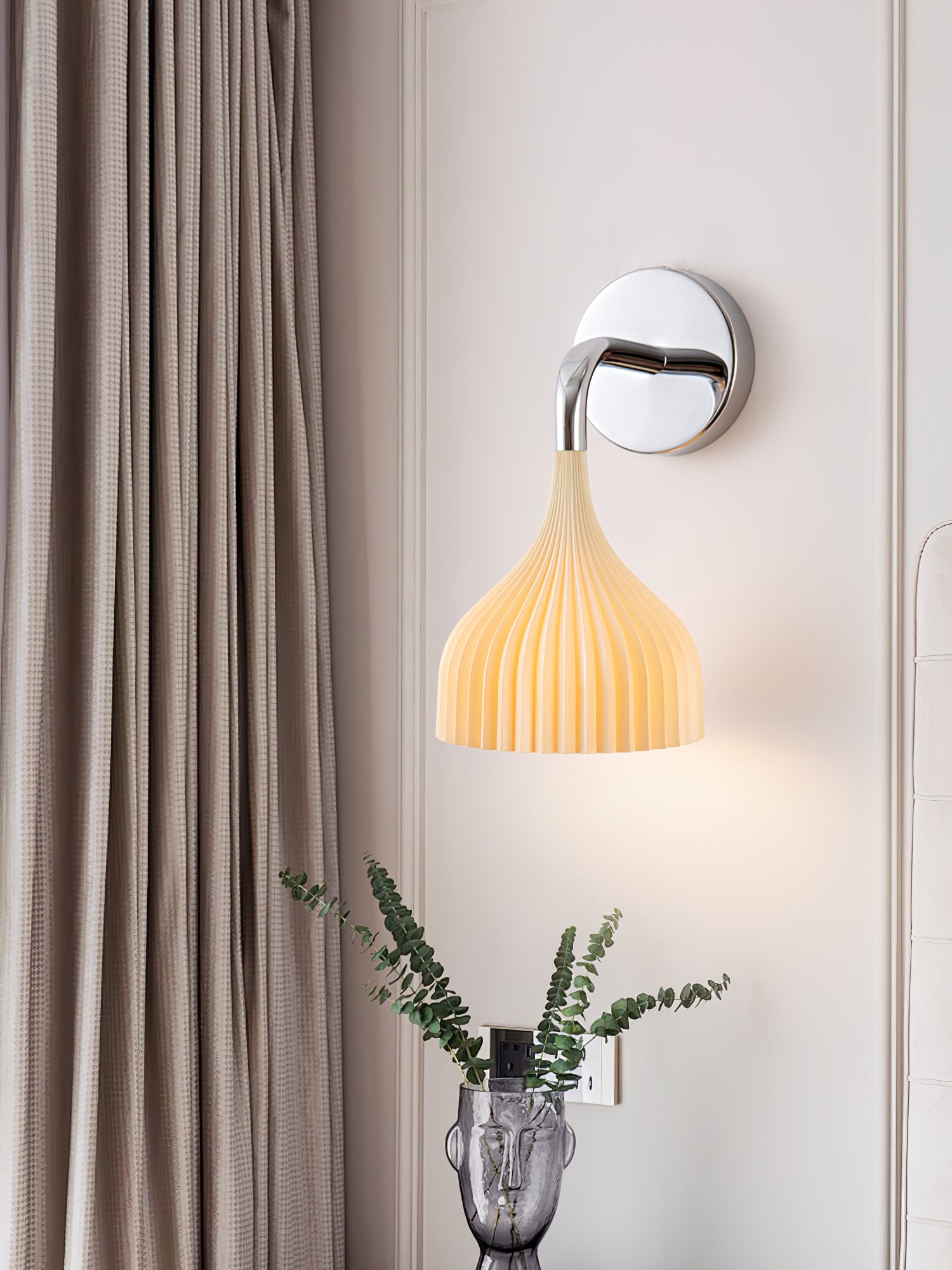 E Wall Lamp