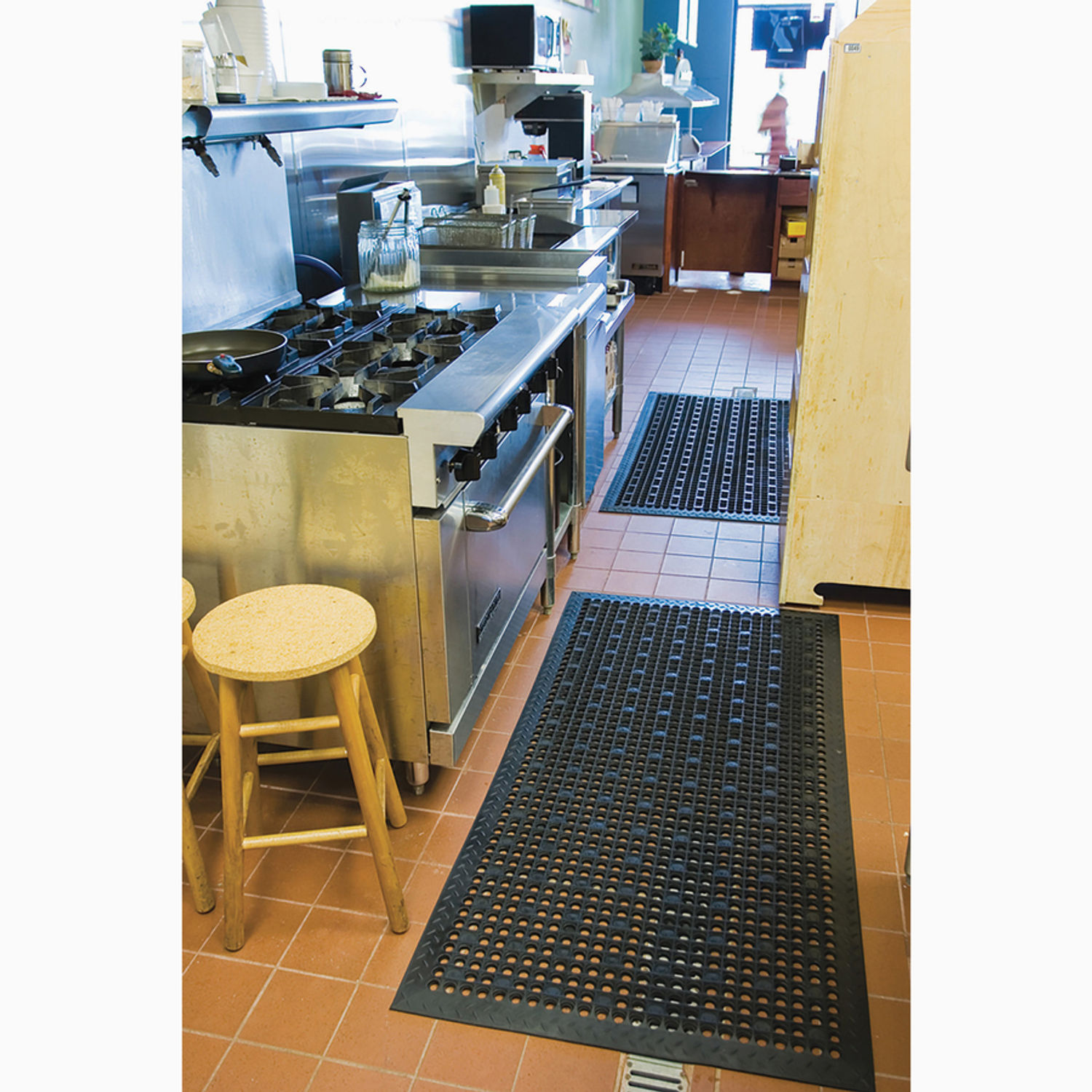 Versa-Lite Anti-microbial Rubber Mat by Genuine Joe GJO01705