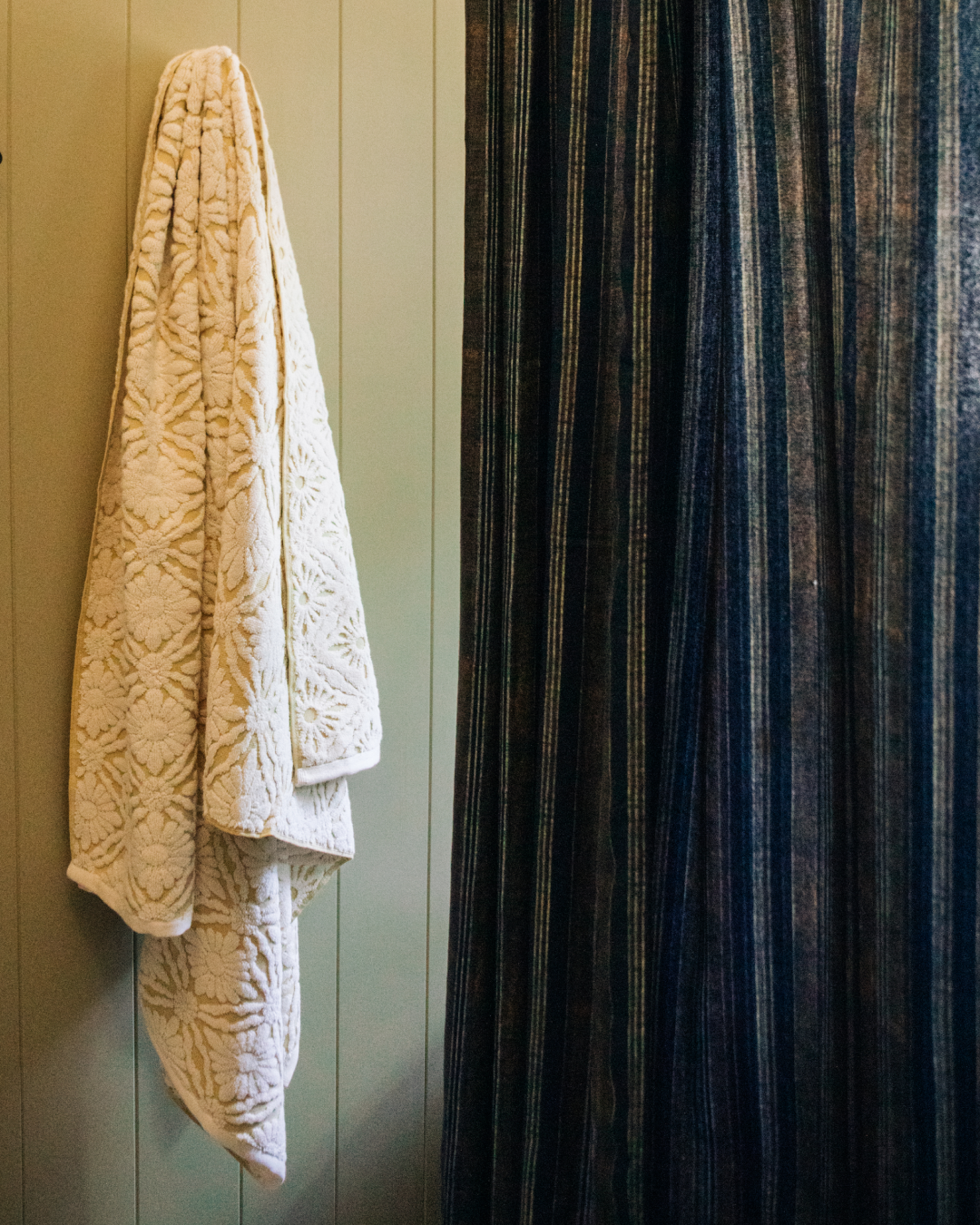 Nickey Kehoe Marguerite Bath Towel in Chamomile