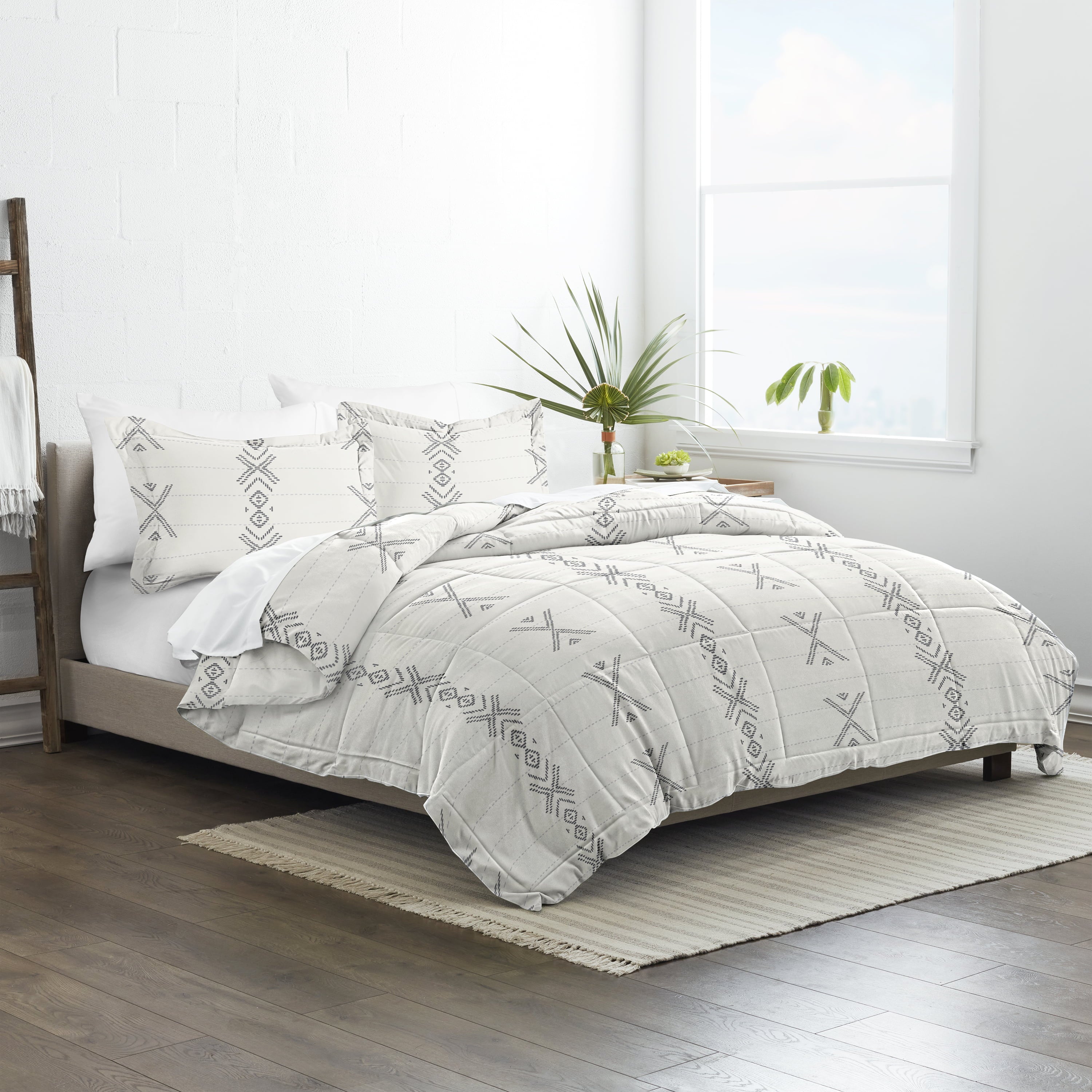 Home Collection Premium Down Alternative Off- White/Grey Urban Stitch Patterned 3-Piece Comforter Set