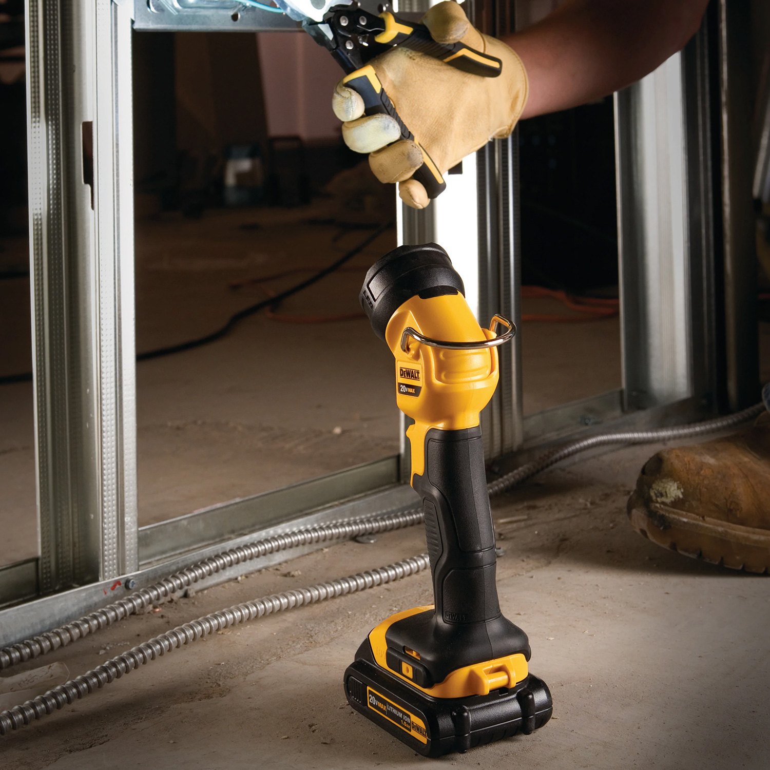 DeWALT DCL040 - 20V MAX 110 Lumens LED Cordless Tool Work Light