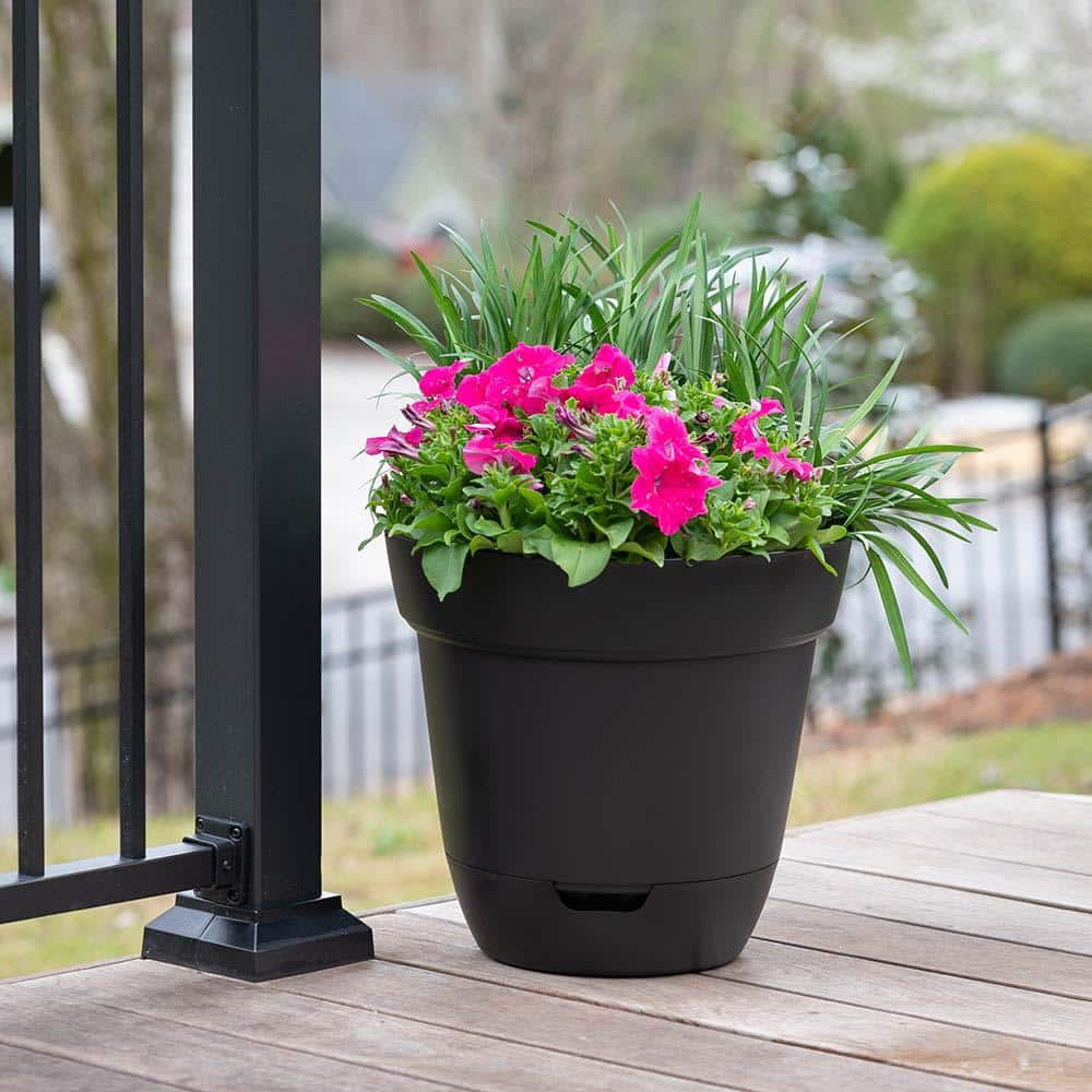 Southern Patio Graff Medium 11.9 in. x 10.7 in. 1 Qt. Black Resin Self-Watering Indoor/Outdoor Planter GS1208BK