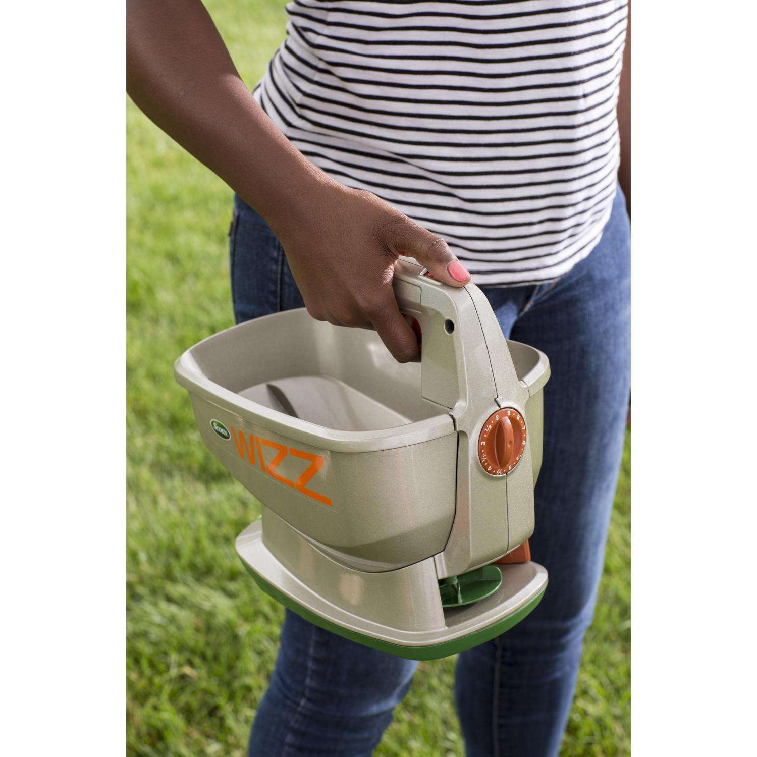 Scotts Wizz 60 in. W Handheld Spreader For Fertilizer/Ice Melt/Seed 4 lb