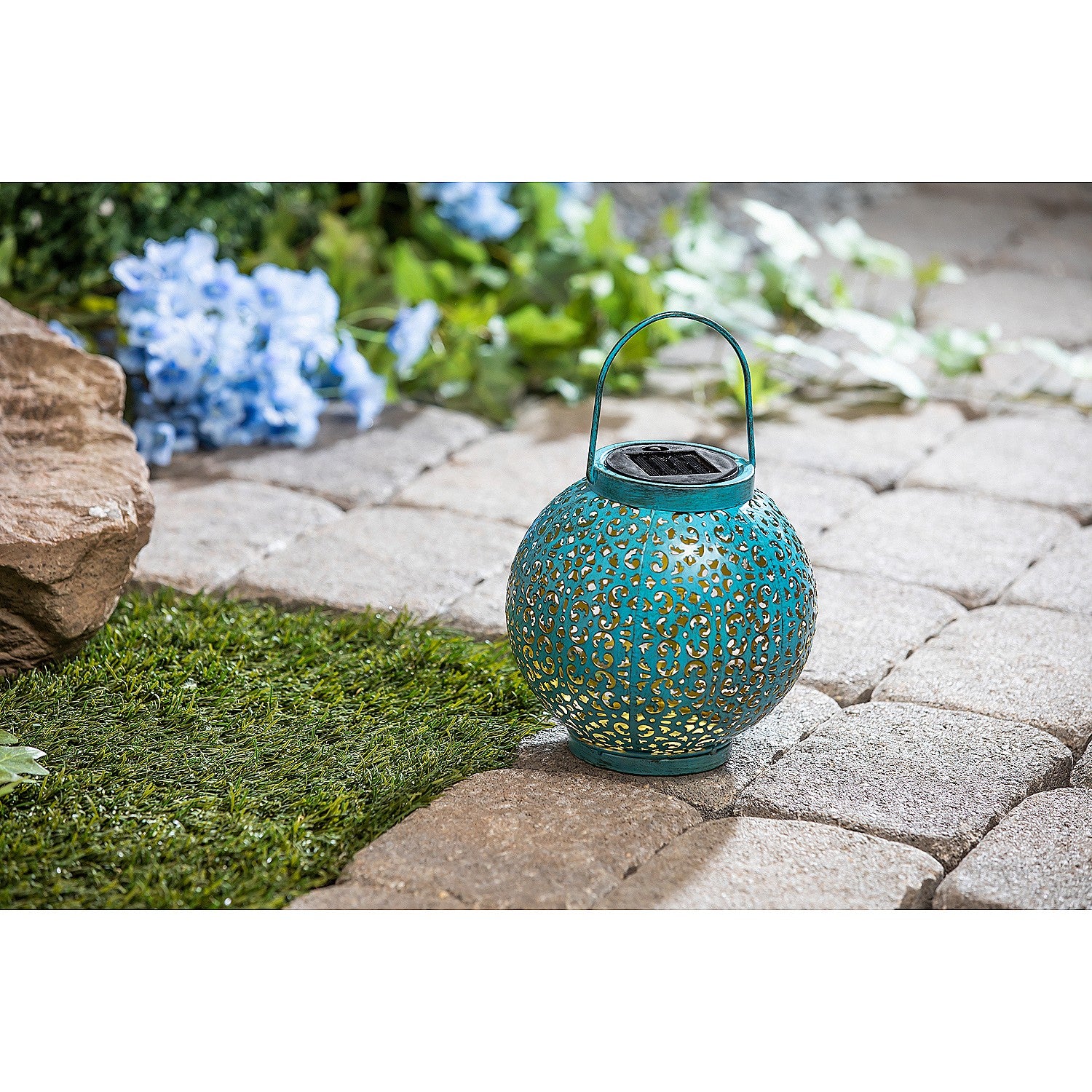 Evergreen Solar Metal Cut Out Lantern w Shadow， Blue， Large