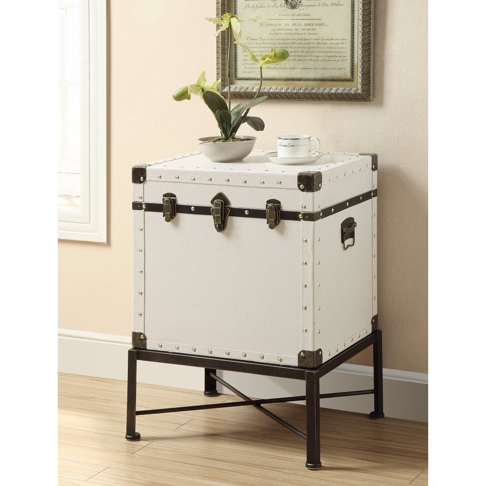 Trendy Trunk Style Accent Side Table， White - 25.25 H x 19 W x 15.75 L Inches