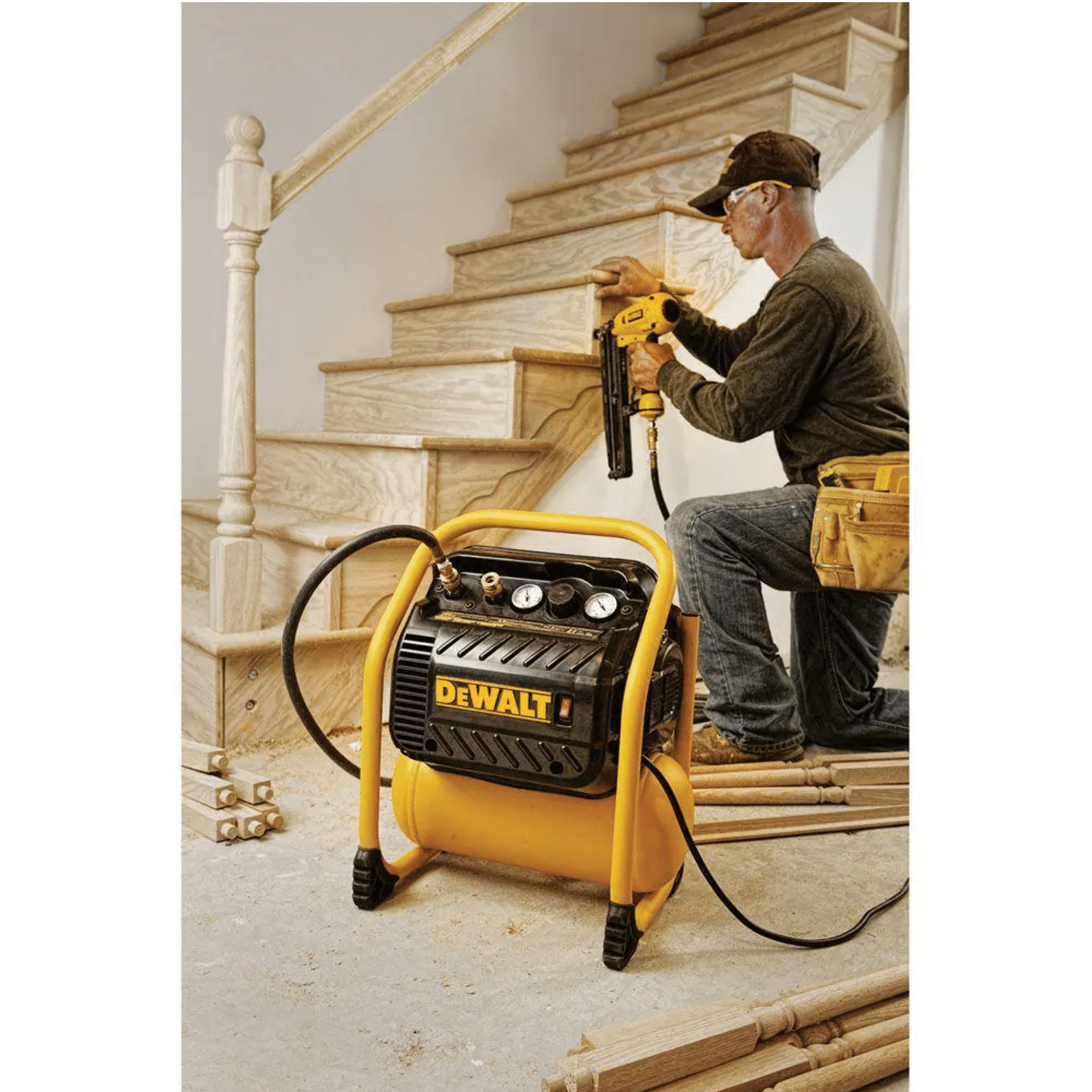 Dewalt 2.5 Gal. Portable Electric Heavy Duty 200 PSI Quiet Air Compressor， DWFP55130