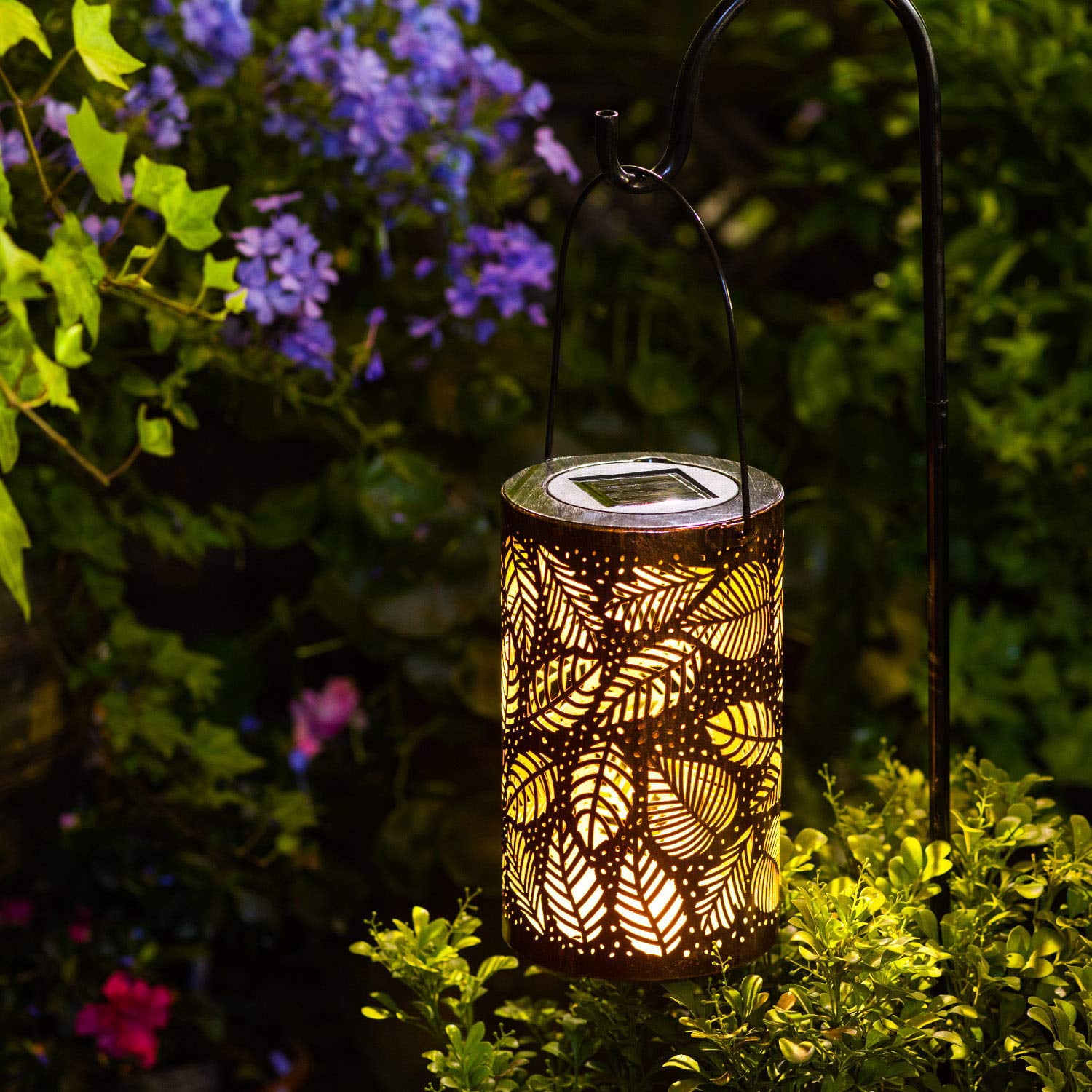 Garden Hanging Lights Solar Lantern Lights Outdoor，Metal Leaf Pattern Lights Lamp for Patio，Outside or Table (Leaf.)