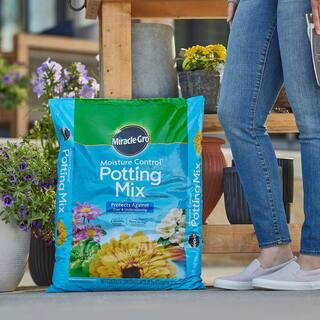 Miracle-Gro Moisture Control 25 qt. Potting Soil Mix 70181431