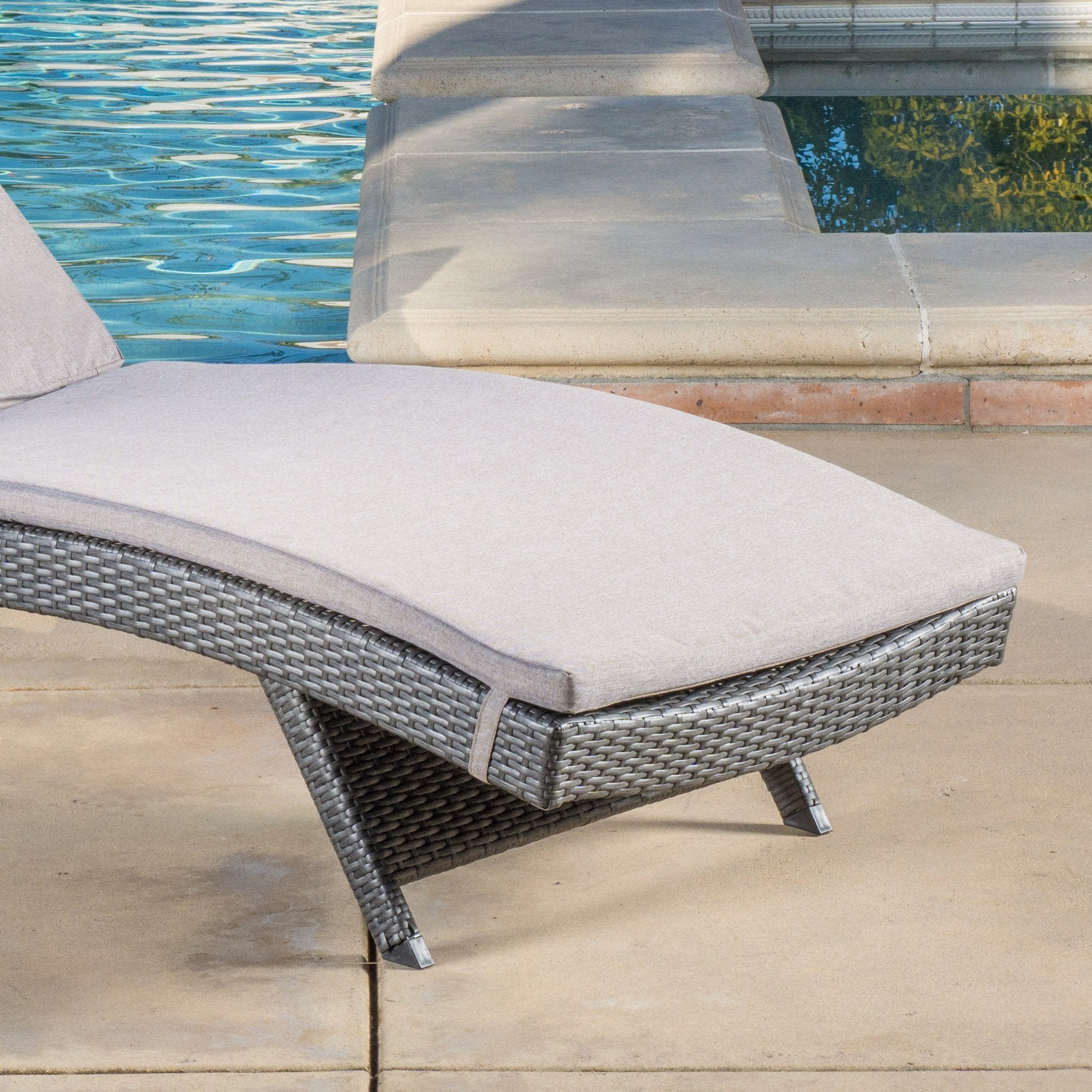 Lakeport Outdoor Grey Wicker Adjustable Chaise Lounge w/ Cushion