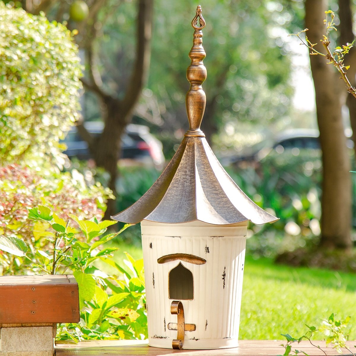 Glitzhome Farmhouse Metal Pagoda Birdhouse with Bronze Roof