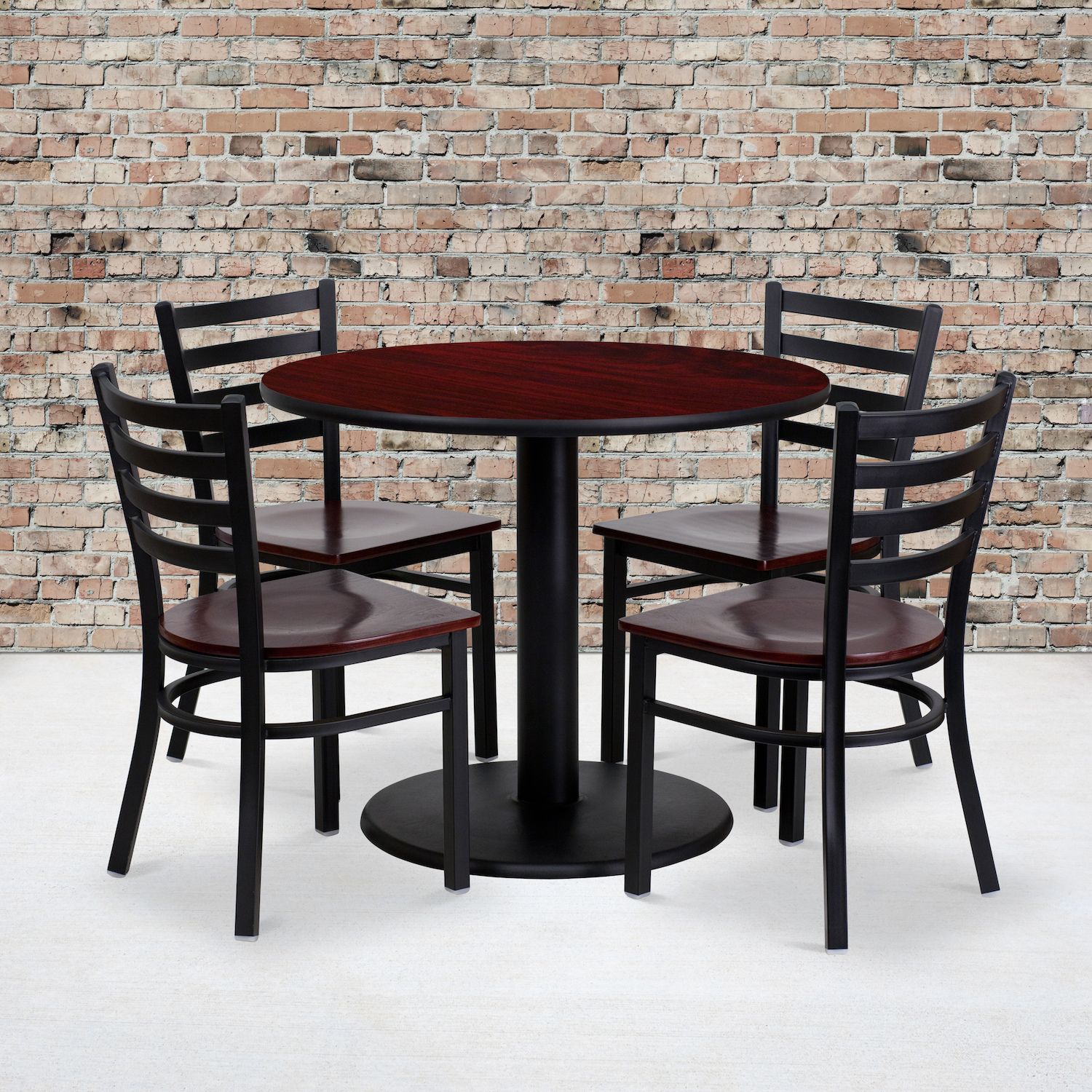 Emma and Oliver 36 Round Mahogany Laminate Table Set， 4 Ladder Back Metal Chairs