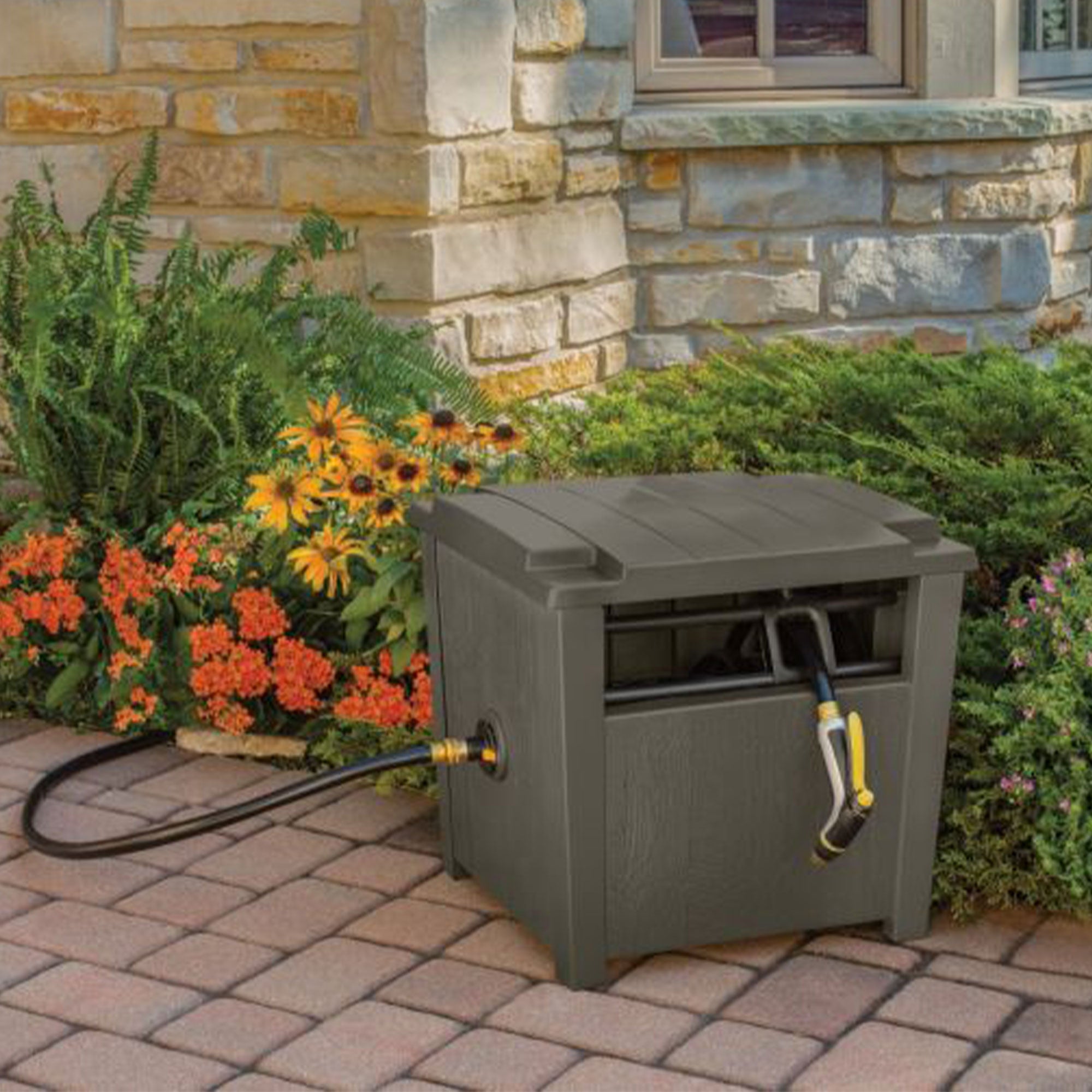 Suncast Farmington Hideaway Outdoor Garden Hose Storage Pot， Stoney