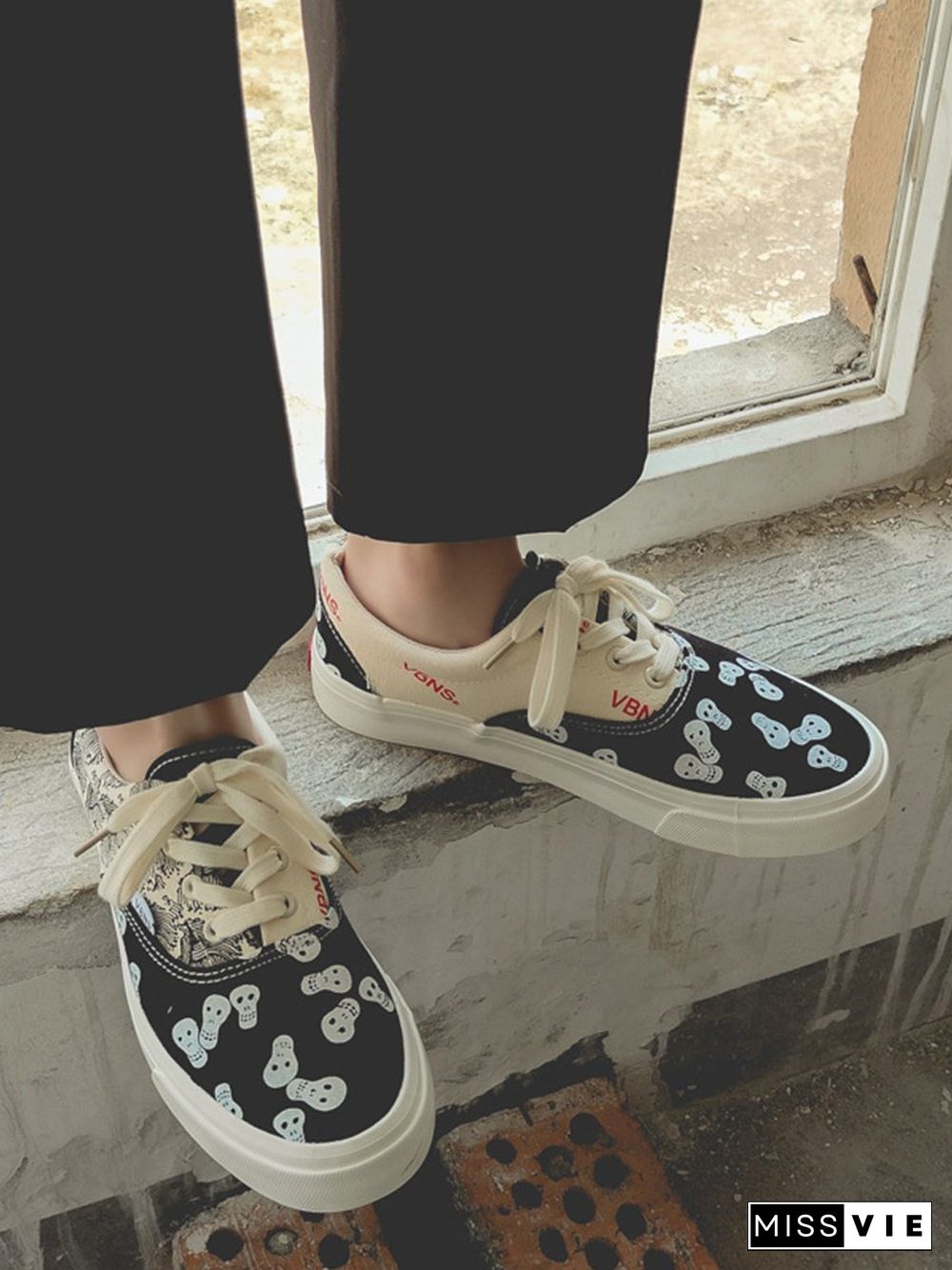 Street All Season Skull Printing Flat Heel Closed Toe Standard Lace-Up Non-Slip Sneakers for Women