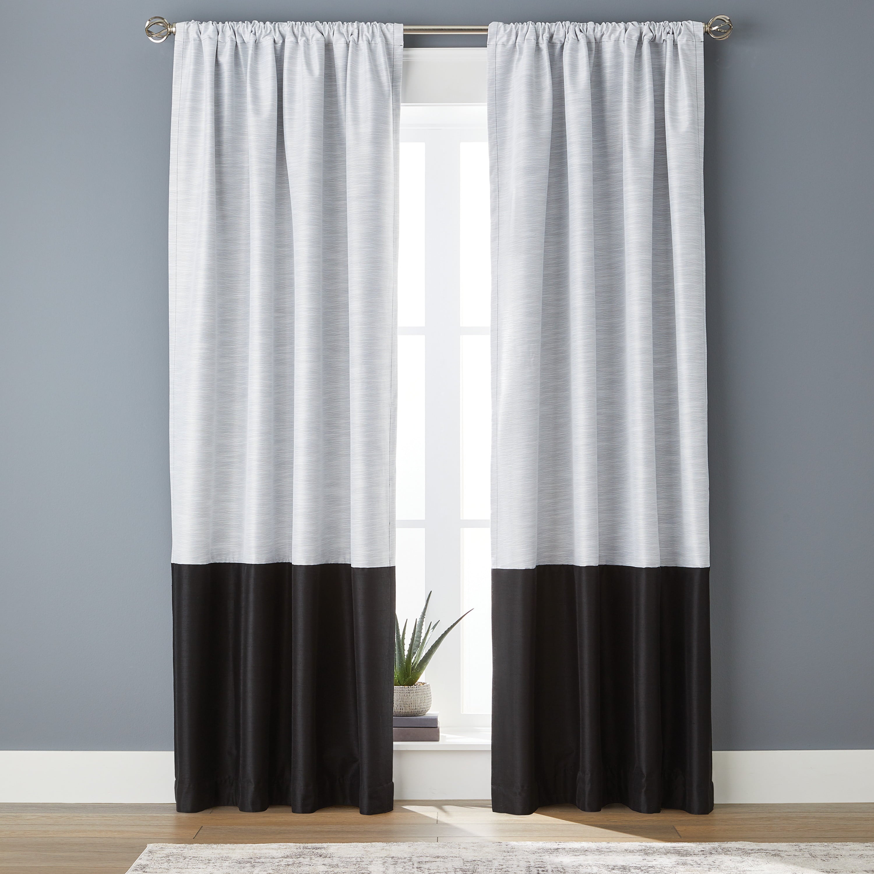 Better Homes and Gardens Colorblock Solid Polyester Pole Top Blackout Single Curtain Panel ， 50x84 ， Black