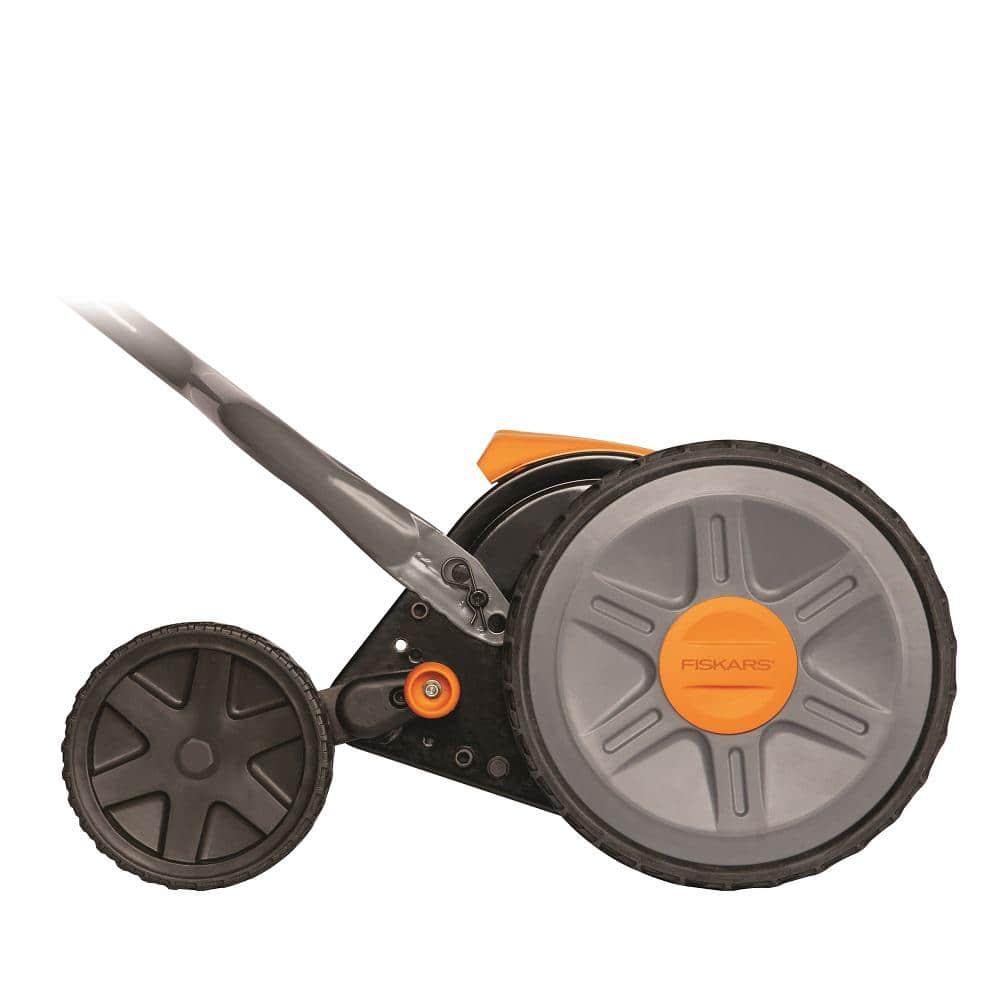 Fiskars StaySharp 17 in Manual Push Walk Behind NonElectric Reel Mower