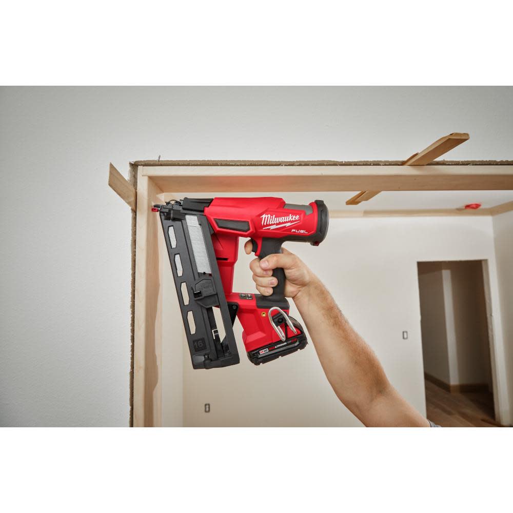 Milwaukee M18 FUEL? 16 Gauge Angled Finish Nailer Kit ;